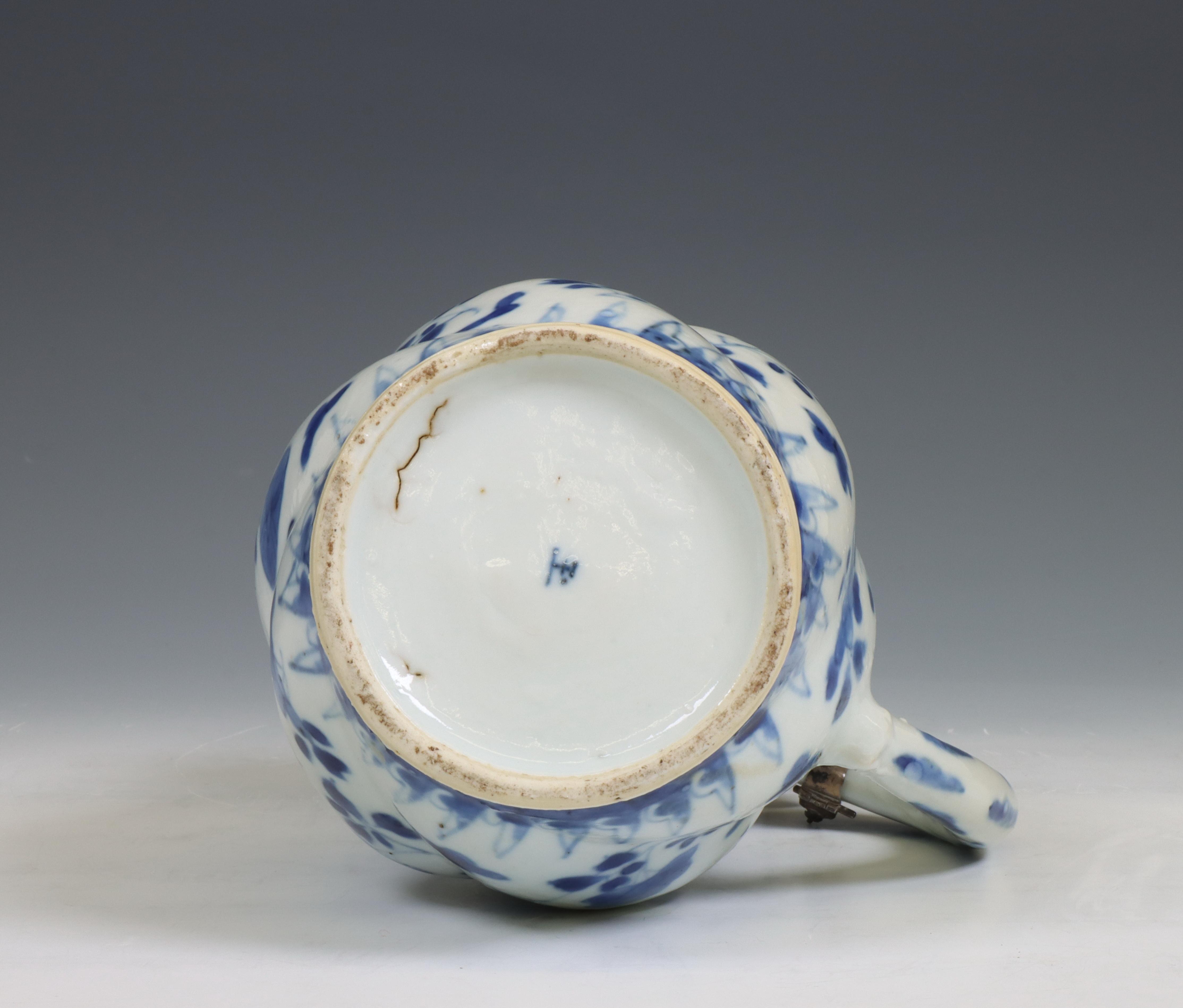 China, a blue and white porcelain gadrooned ewer and silver-mounted cover, Kangxi period (1662-1722) - Image 5 of 6