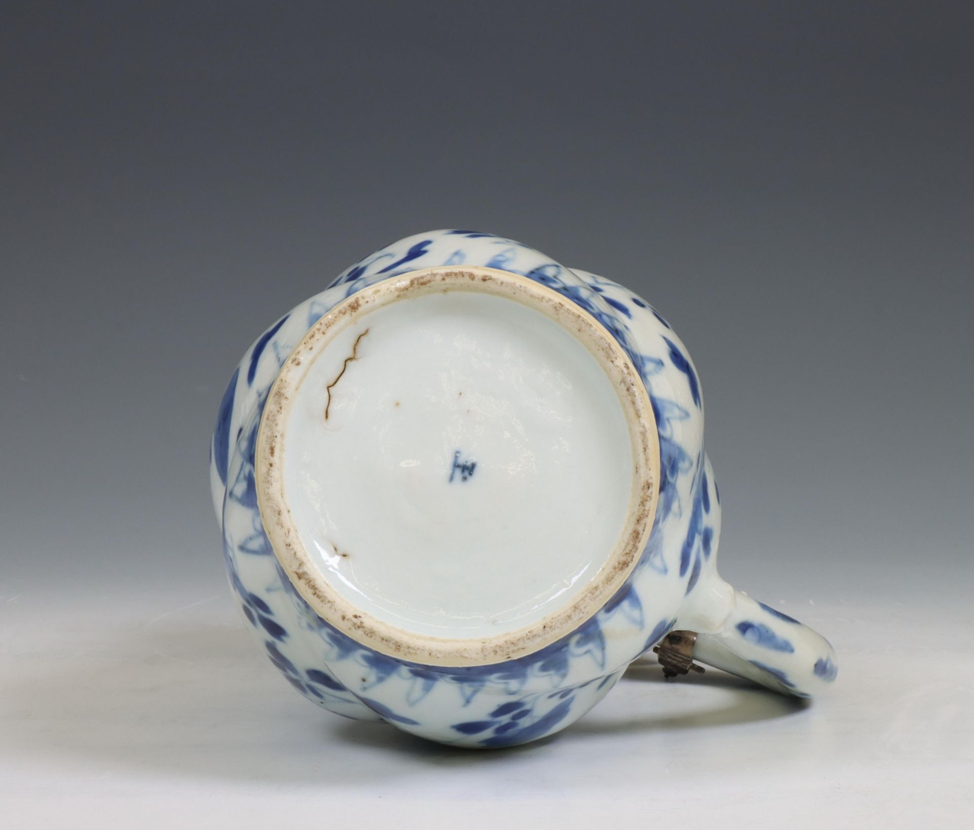China, a blue and white porcelain gadrooned ewer and silver-mounted cover, Kangxi period (1662-1722) - Bild 5 aus 6