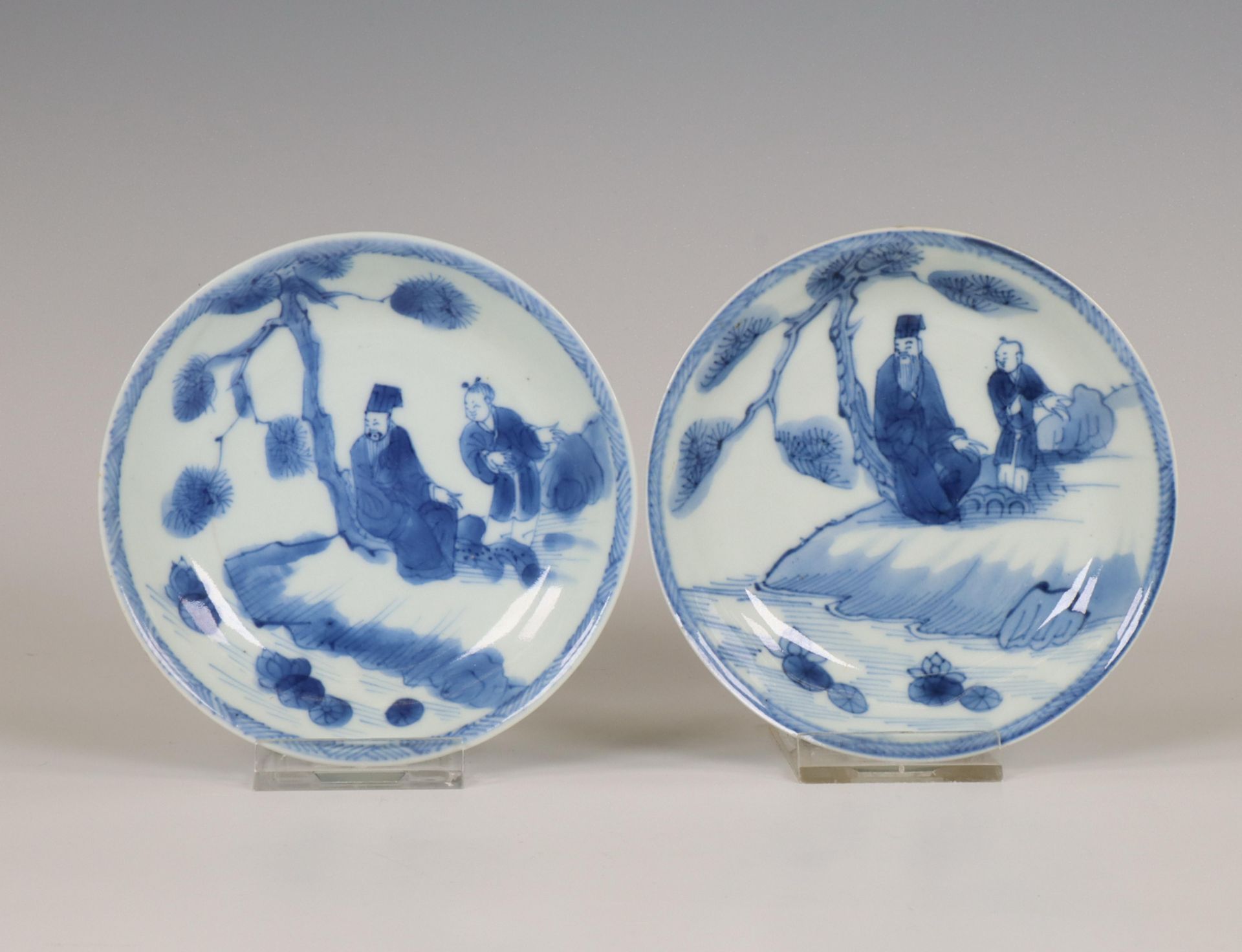 China, a pair of blue and white porcelain saucer dishes, Kangxi period (1662-1722),