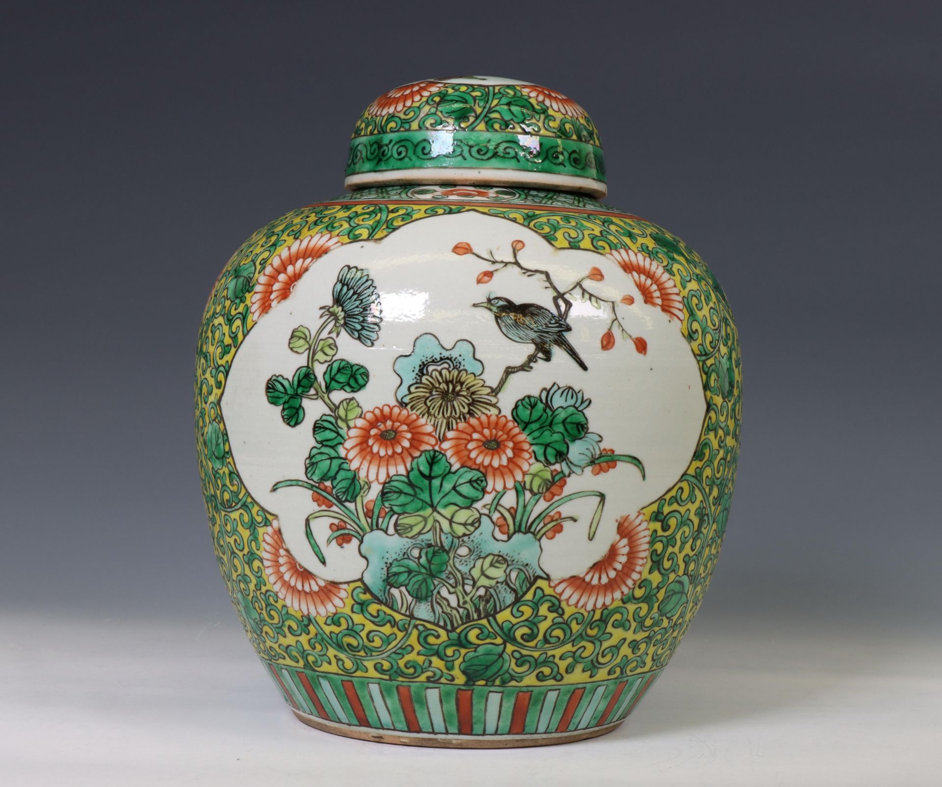 China, a famille verte porcelain ginger jar and cover, ca. 1900, - Bild 3 aus 3