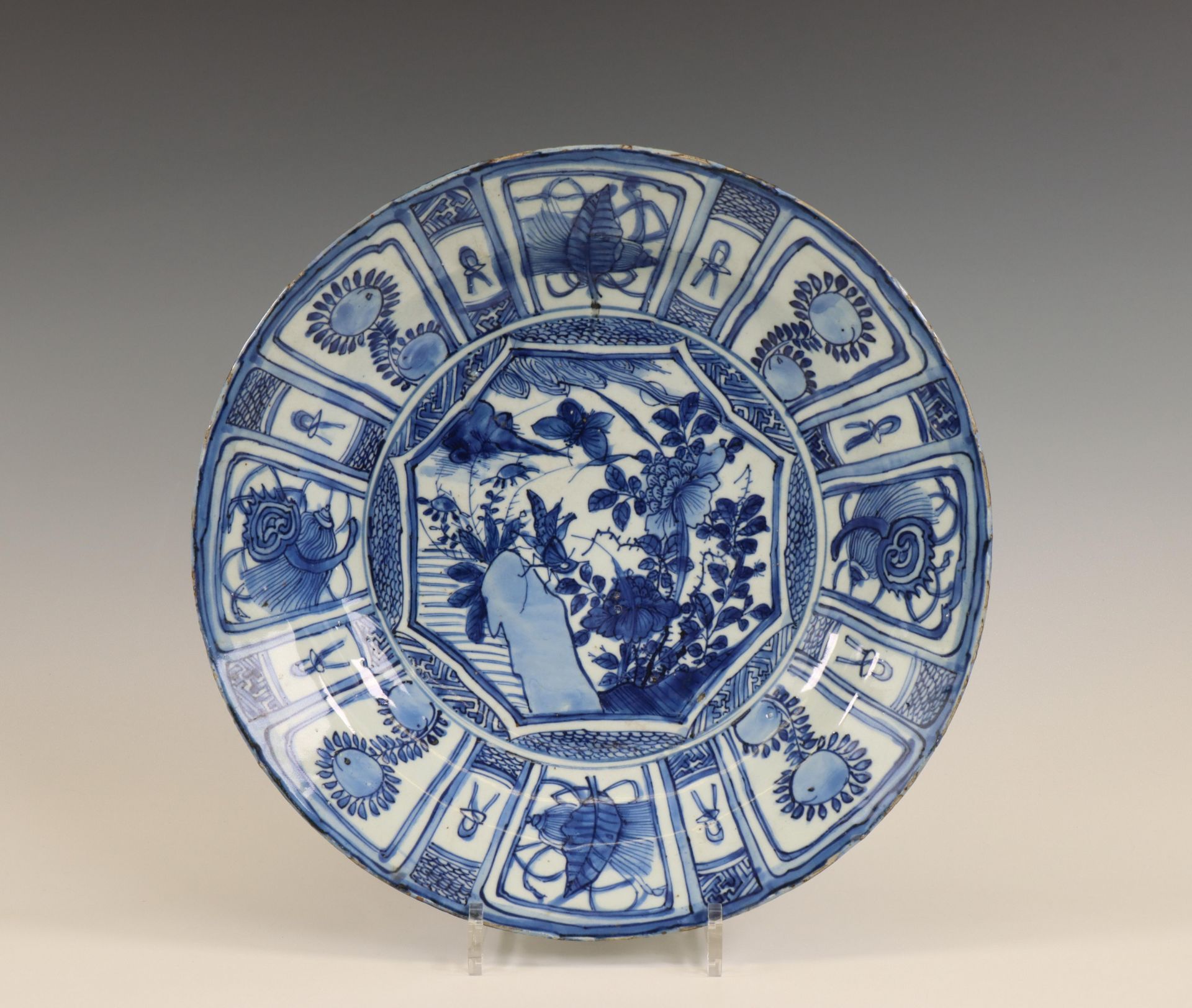 China, blue and white 'kraak porselein' dish, Wanly period (1573-1619),