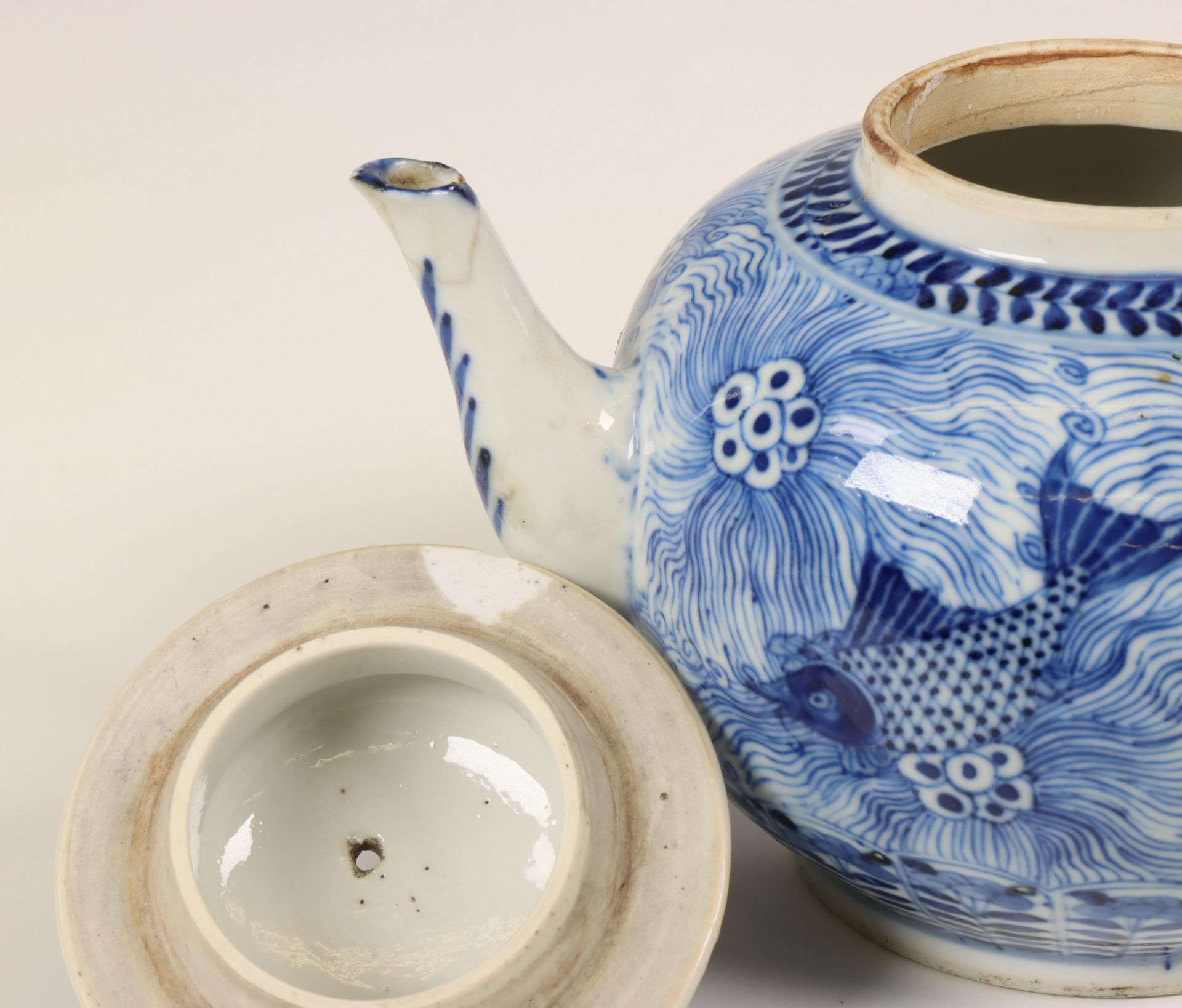 China, a blue and white porcelain teapot and cover, ca. 1900, - Bild 2 aus 3