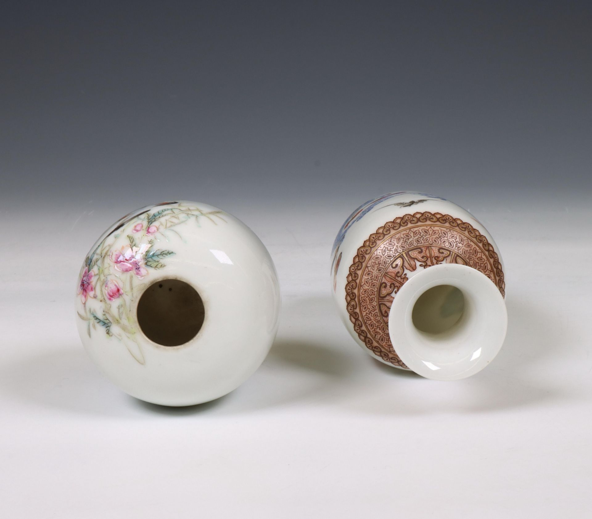 China, two famille rose porcelain vases, 20th century, - Bild 3 aus 5