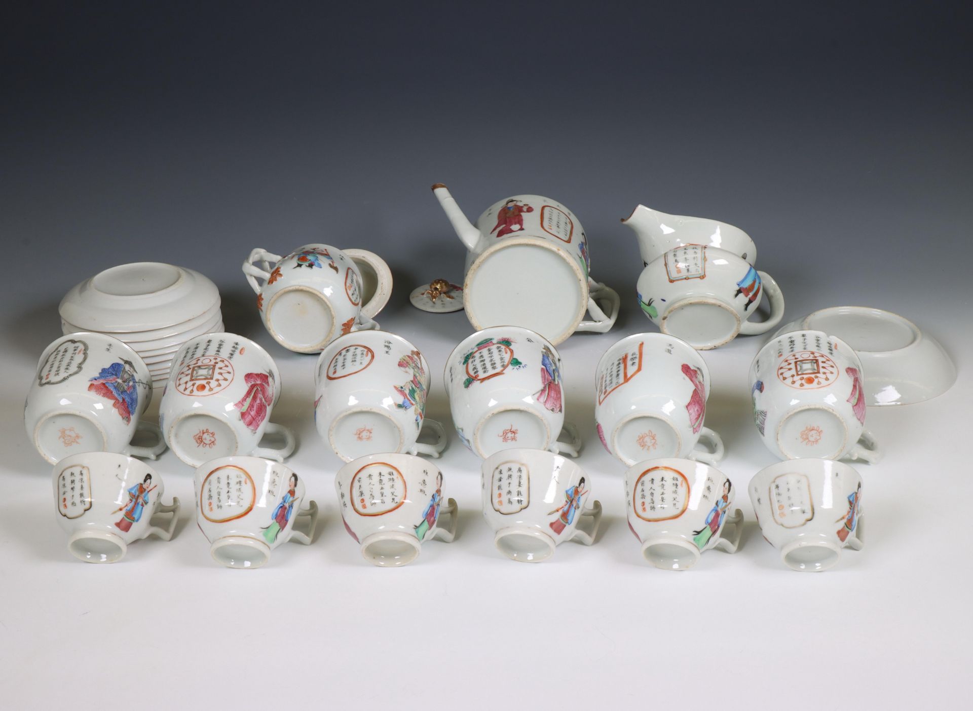 China, a famille rose porcelain 'Wu Shuang Pu' tea- and coffee service, 20th century, - Image 4 of 6
