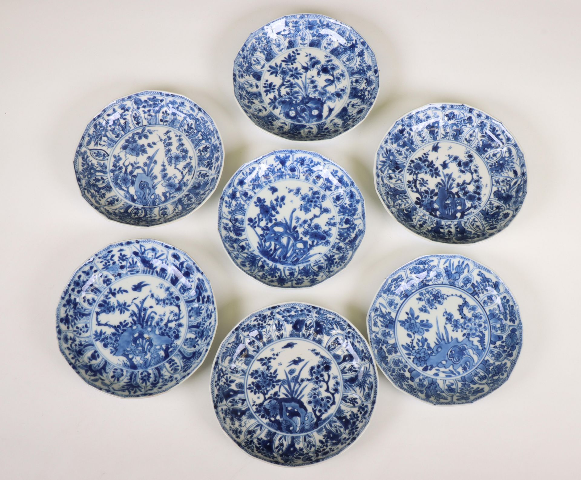 China, a set of six blue and white porcelain cups and seven saucers, Kangxi period (1662-1722), - Bild 3 aus 3