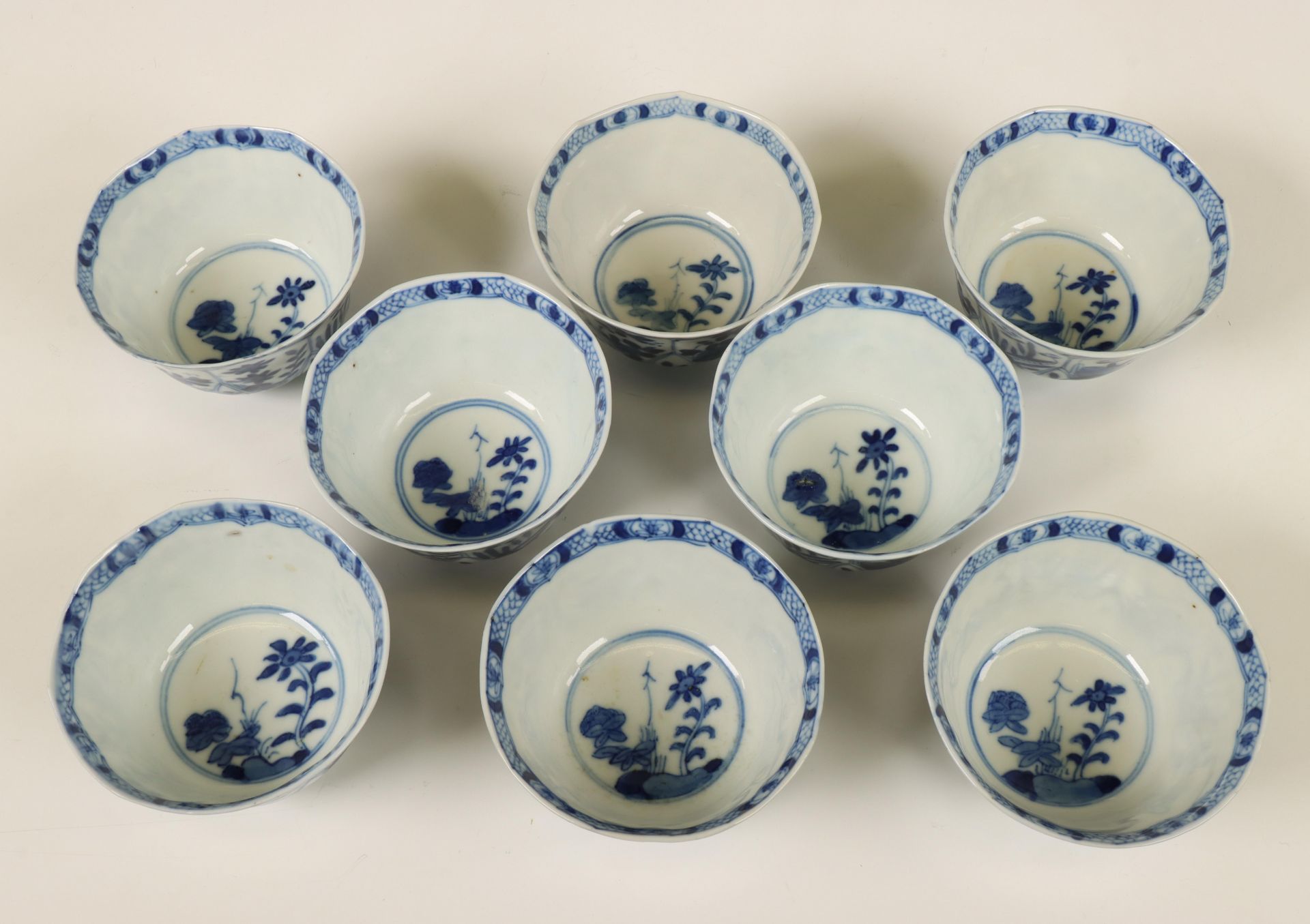China, a set of eight blue and white porcelain cups and saucers, Kangxi period (1662-1722), - Bild 3 aus 5