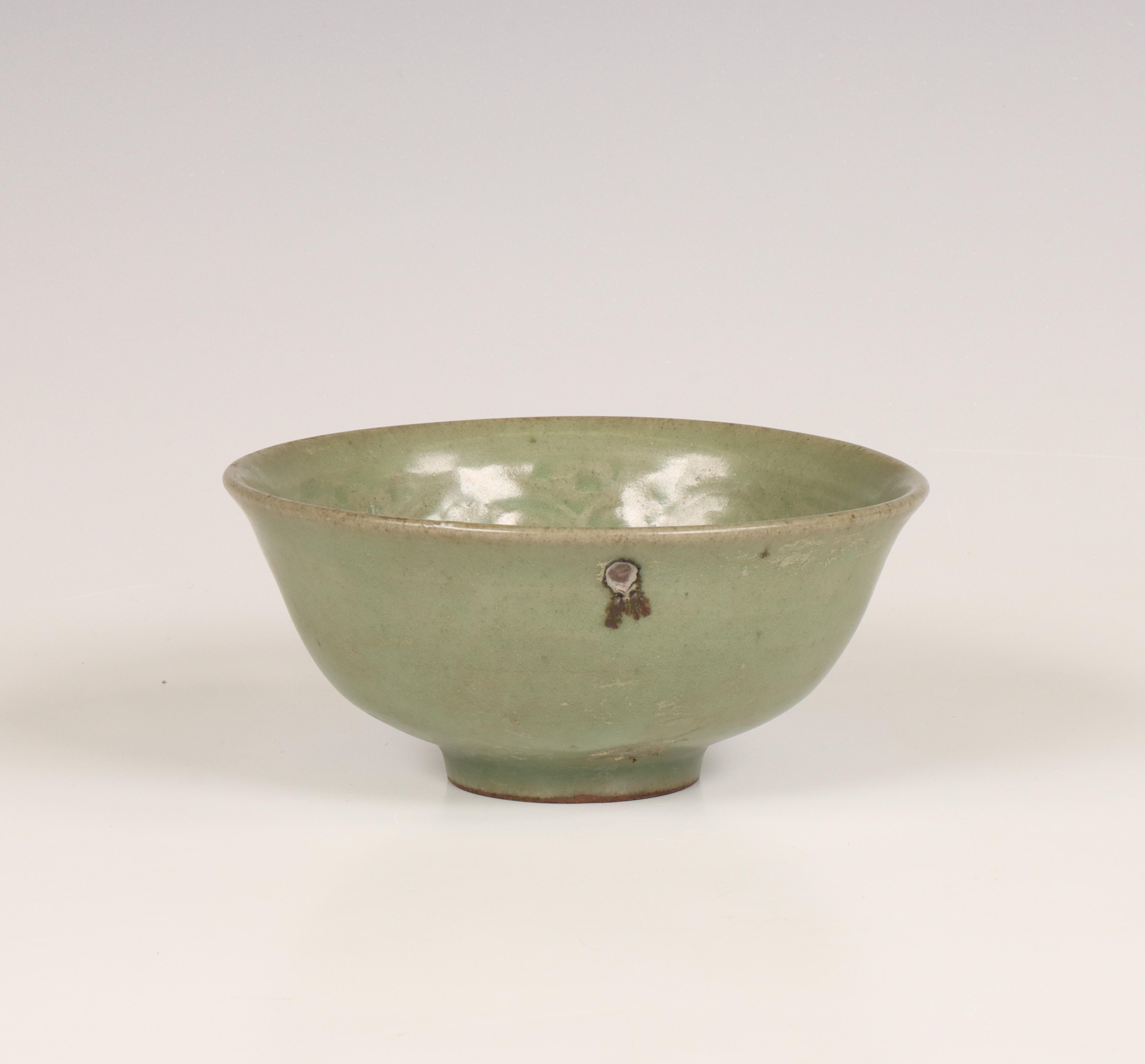 China, celadon-glazed bowl, Ming dynasty (1368-1644), - Image 2 of 6