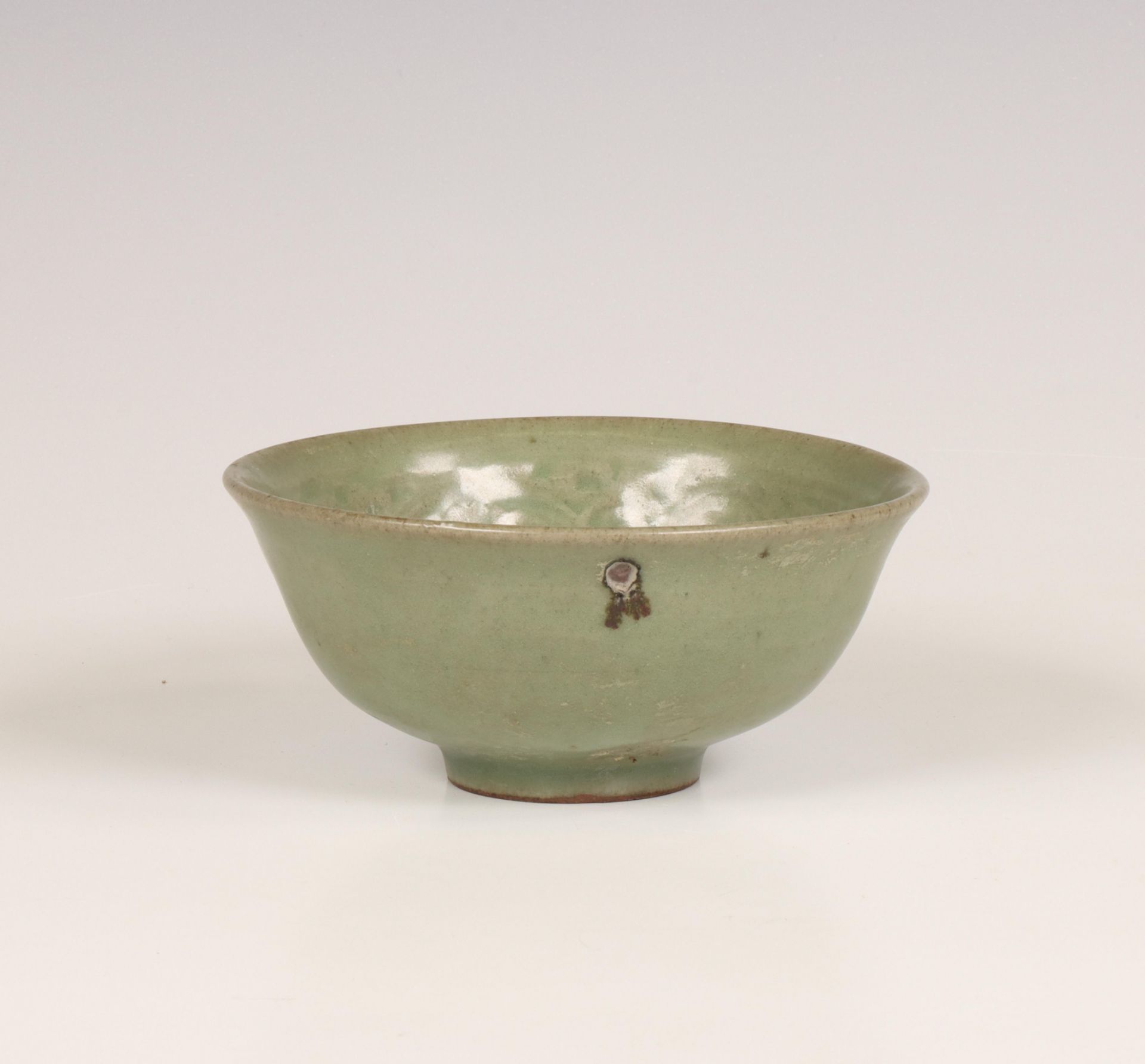 China, celadon-glazed bowl, Ming dynasty (1368-1644), - Bild 2 aus 6