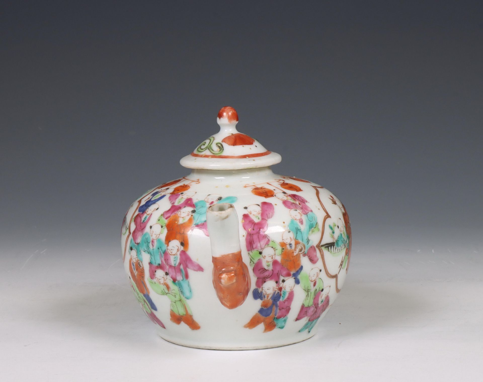 China, famille rose porcelain 'boys' teapot and cover, 19th century, - Bild 3 aus 6