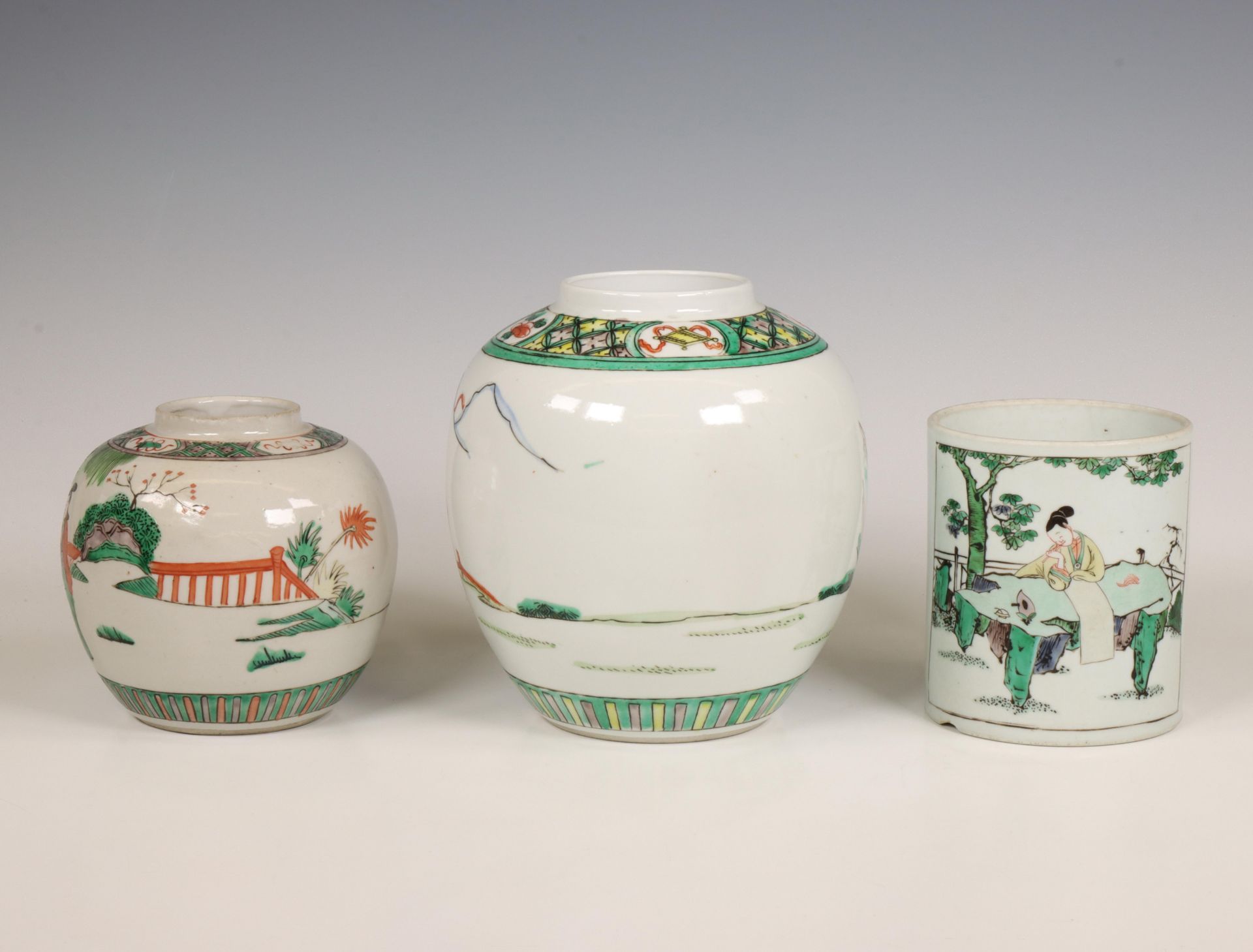 China, three famille rose porcelain objects, 20th century, - Bild 2 aus 3