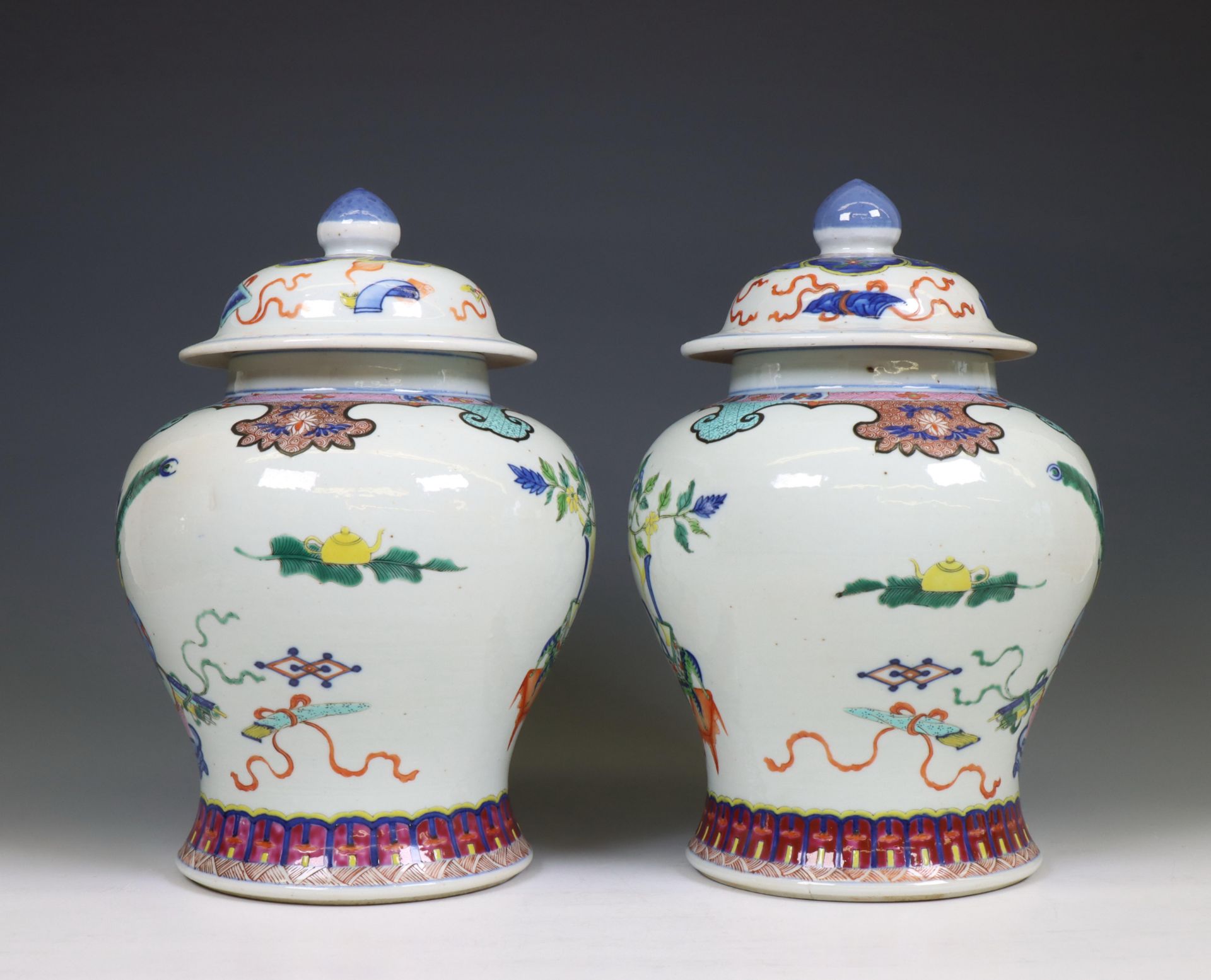 China, a pair of famille rose porcelain baluster jars and covers, 20th century, - Bild 6 aus 6