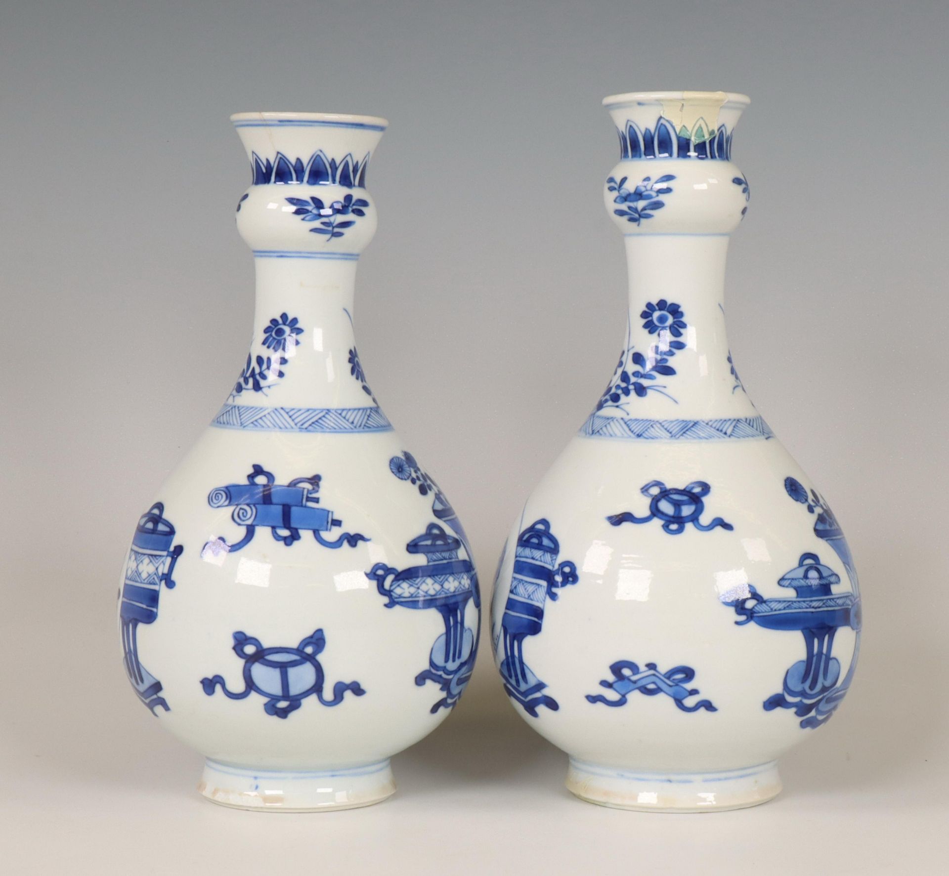 China, a pair of blue and white garlic-head vases, Kangxi period (1662-1722), - Image 4 of 8