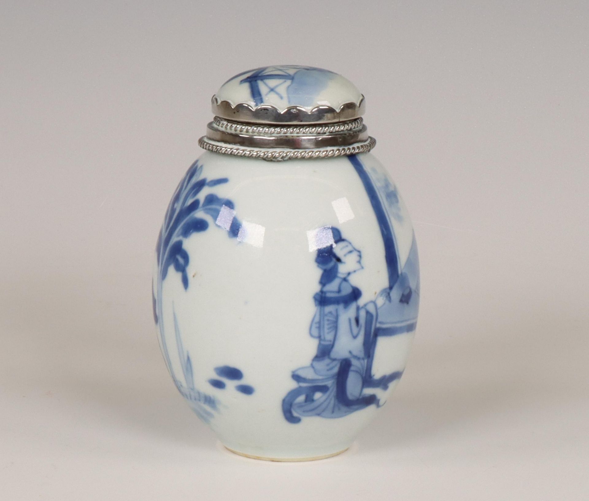 China, a silver-mounted blue and white porcelain oviform jar and cover, Kangxi period (1662-1722), t - Bild 5 aus 8