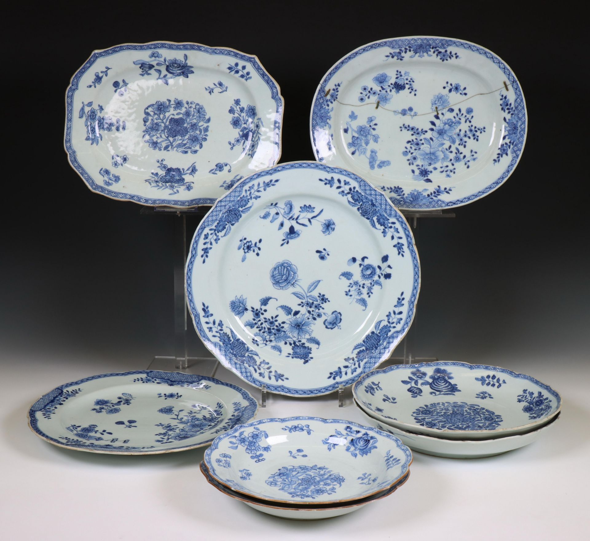 China, a composite blue and white porcelain part 'peony and pomegranate' dinner service, Qianlong pe - Bild 2 aus 2