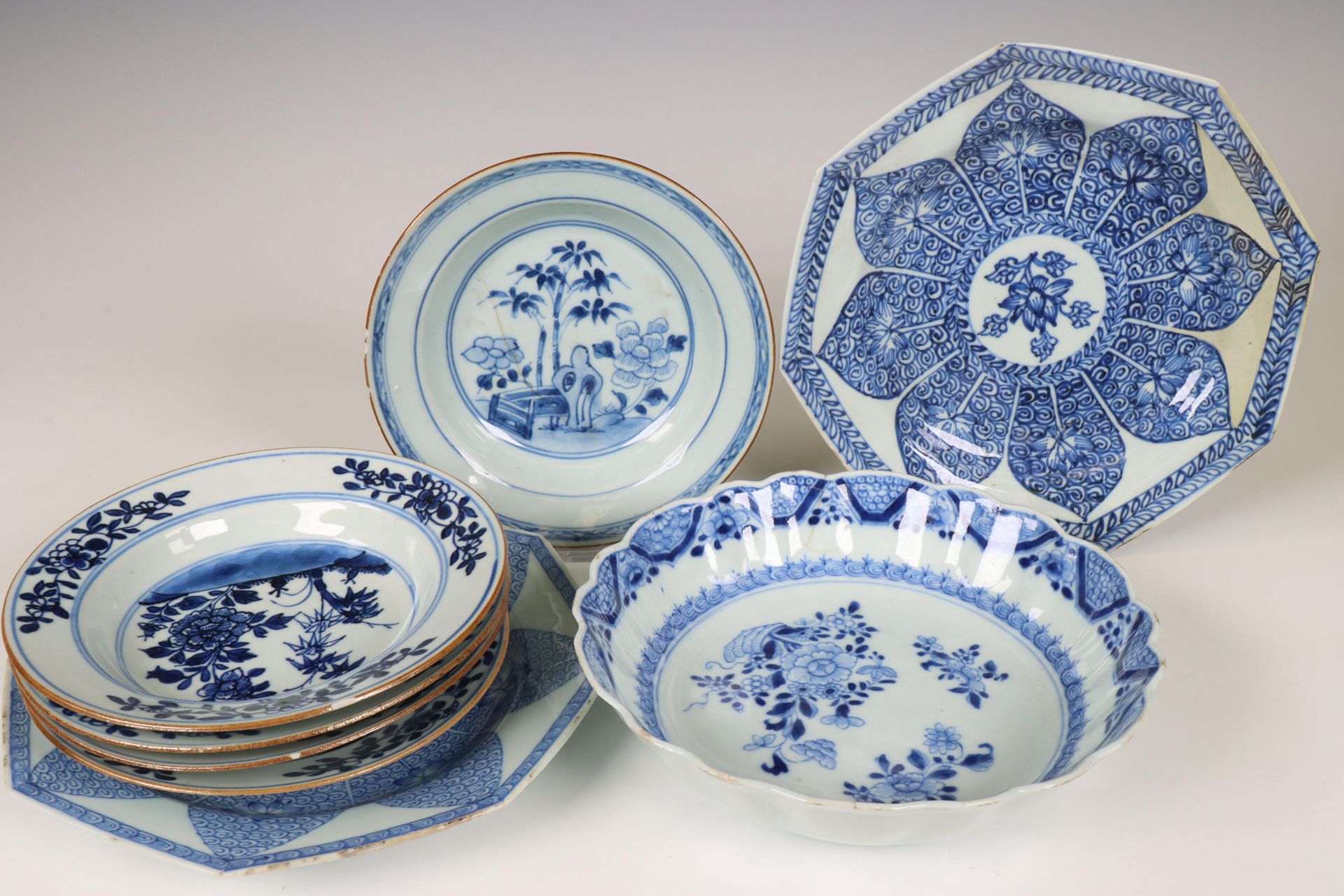 China, a collection of blue and white porcelain, 18th century and later, - Bild 2 aus 2