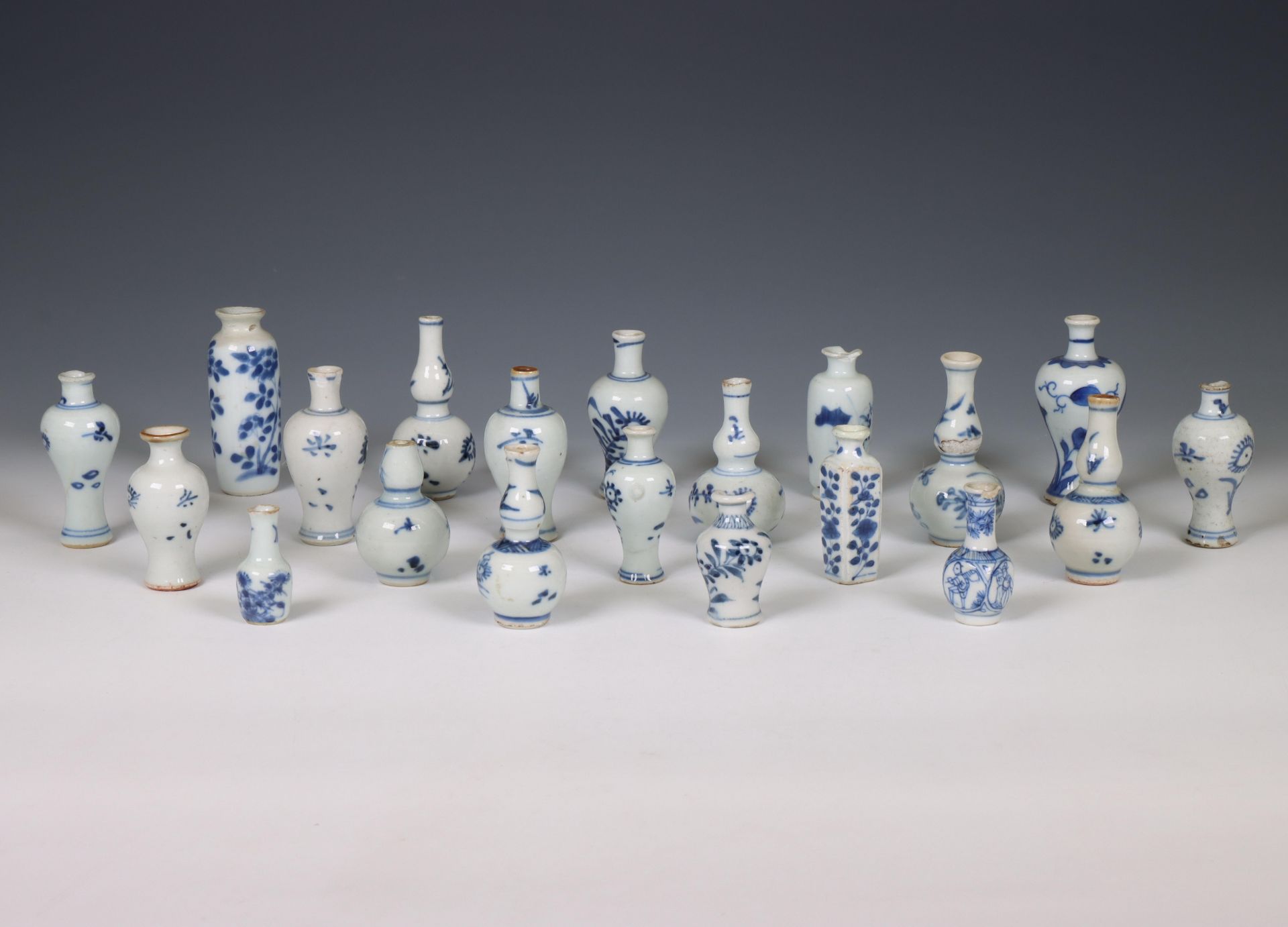 China, a collection of blue and white miniature vases, 18th century and later, - Bild 4 aus 4