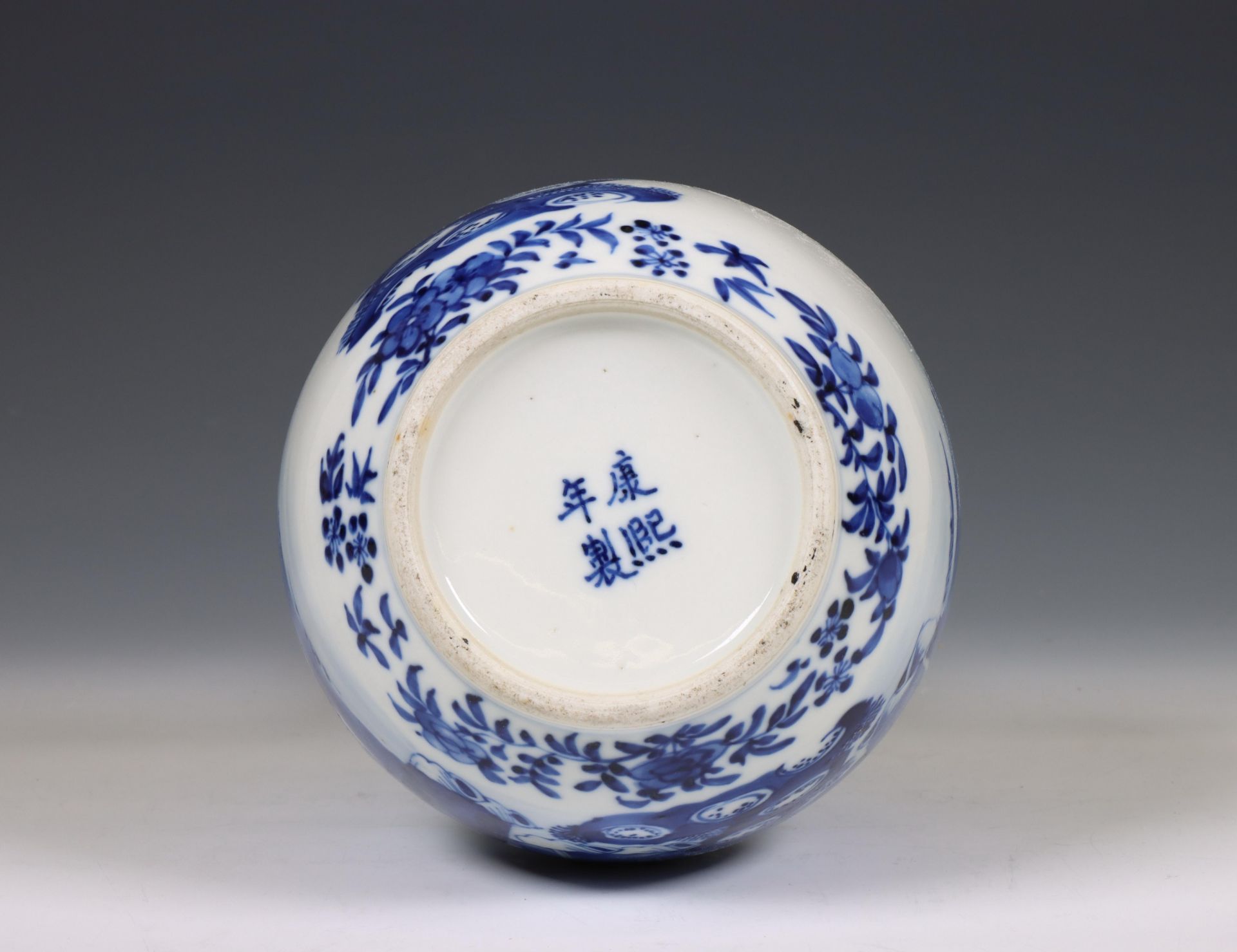 China, a blue and white porcelain bottle vase, 20th century, - Bild 2 aus 6