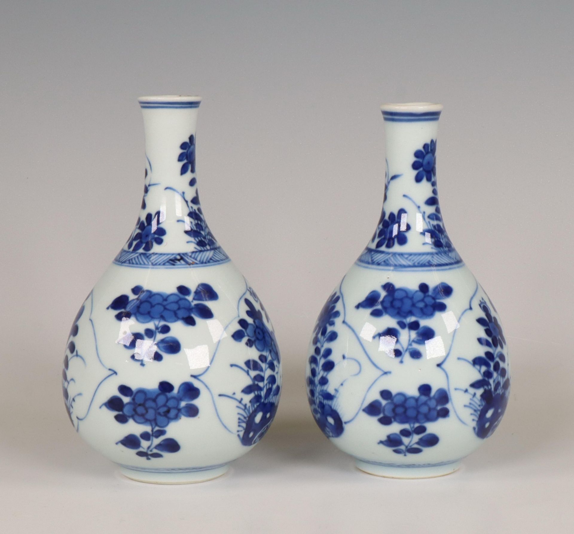 China, a pair of small blue and white porcelain bottle vases, Kangxi period (1662-1722), - Bild 3 aus 7