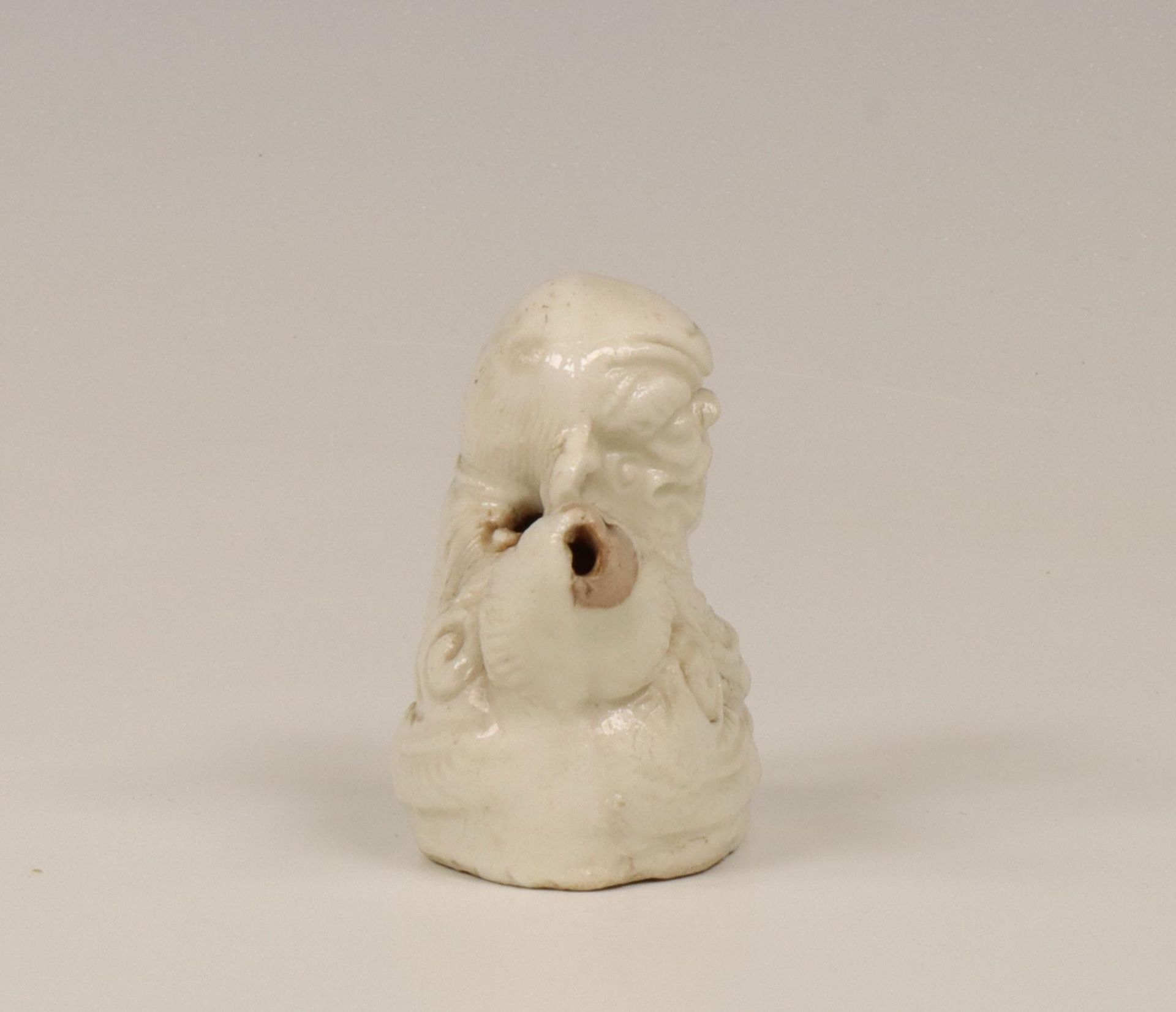 China, Dehua porcelain 'Buddhist lion' water dropper, late Qing dynasty (1644-1912), - Bild 3 aus 5