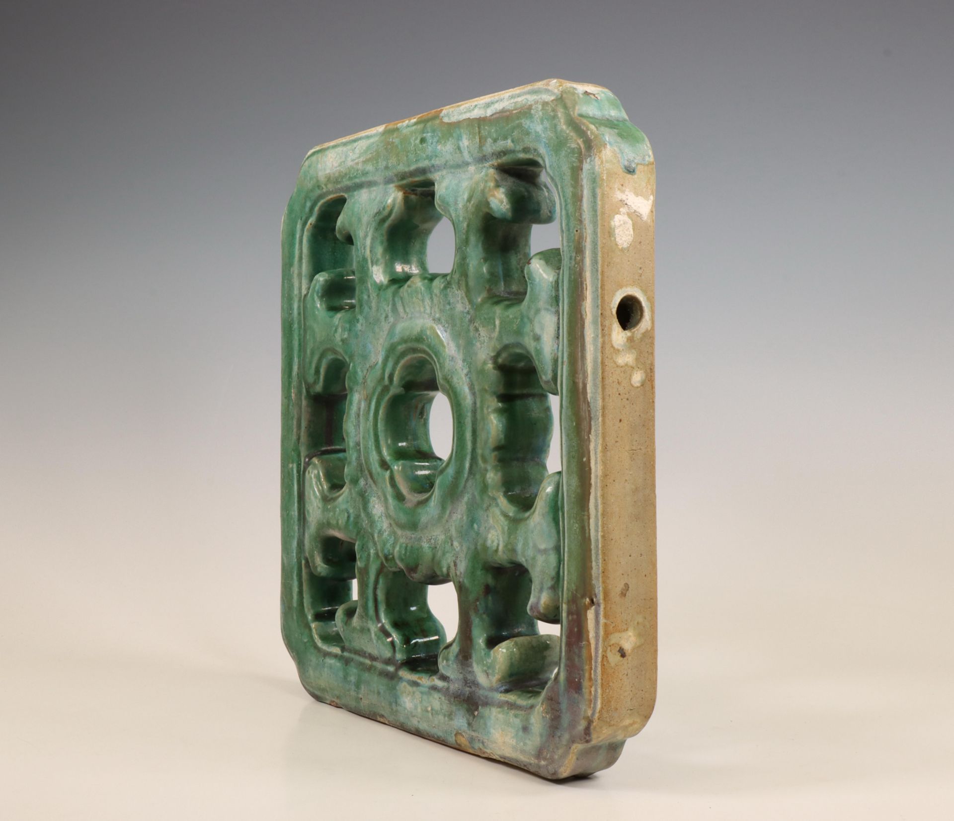 China, a green-glazed earthenware openworked panel, ca. 19th century, - Image 3 of 3