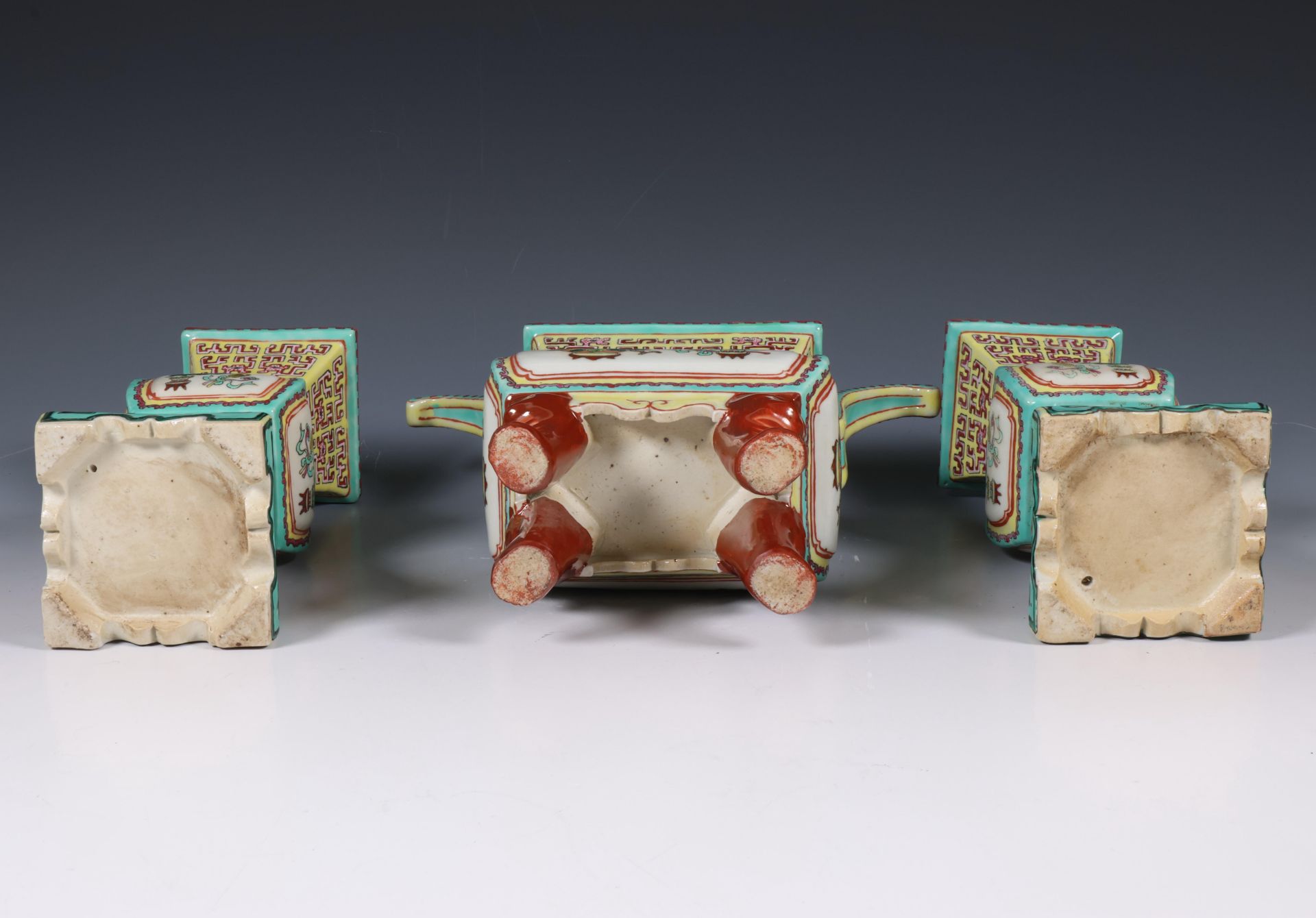 China, famille rose porcelain three-piece altar garniture, 20th century, - Image 5 of 6