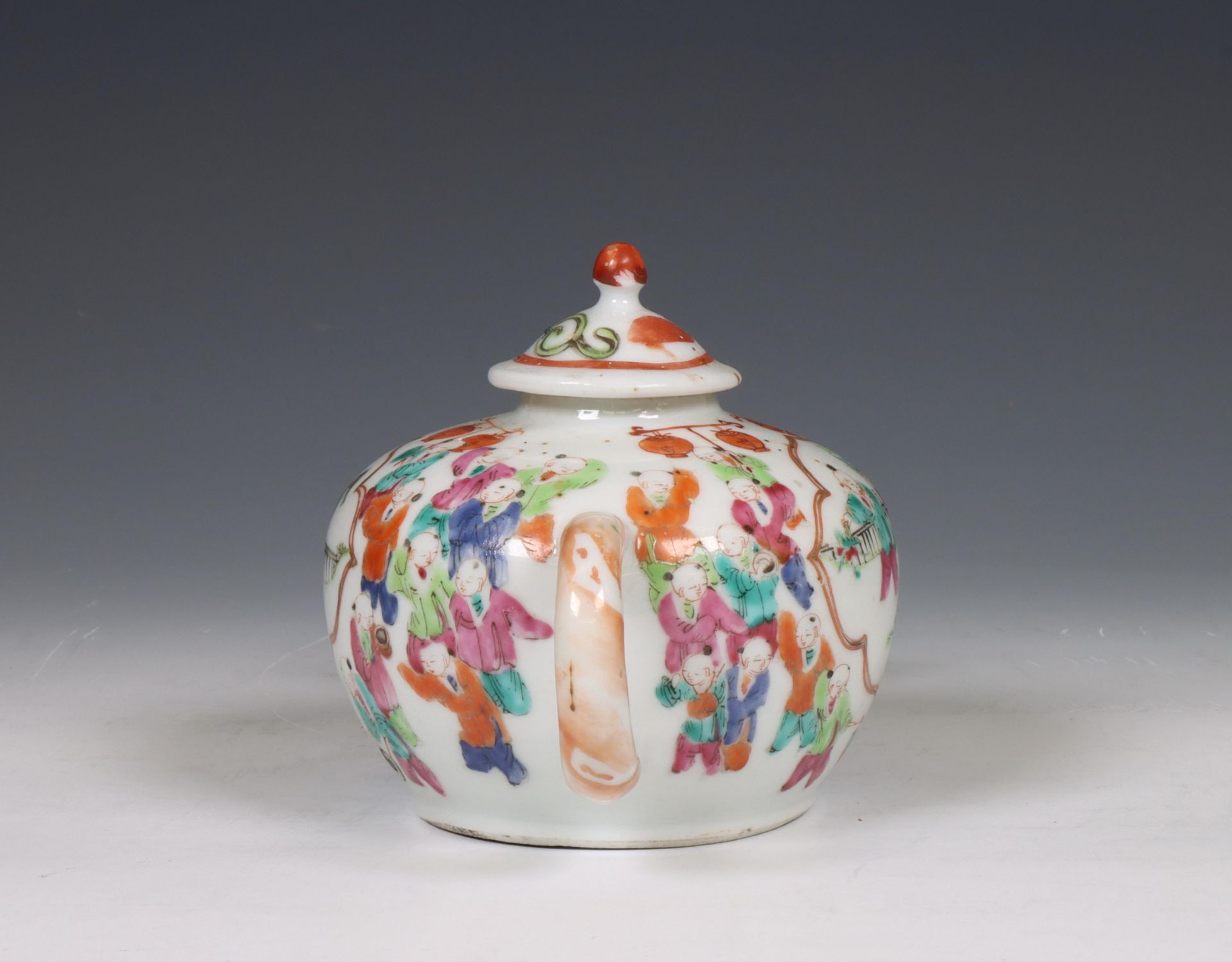 China, famille rose porcelain 'boys' teapot and cover, 19th century, - Bild 6 aus 6