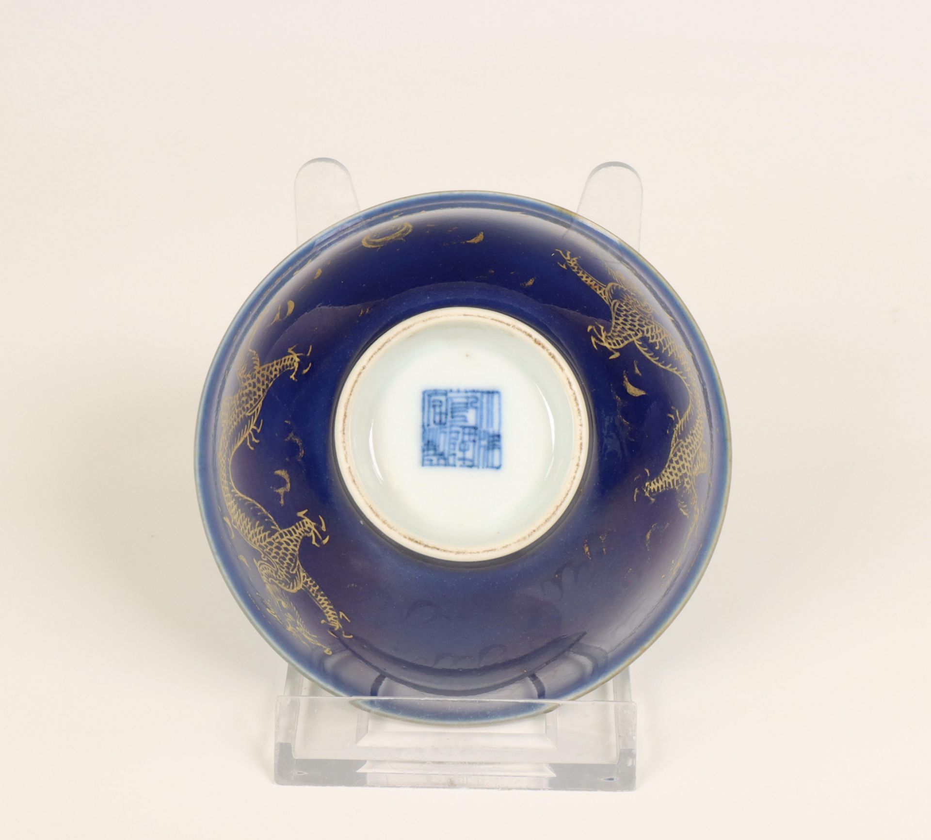 China, powder-blue-ground gilt-decorated bowl, late Qing dynasty (1644-1912), - Bild 5 aus 6