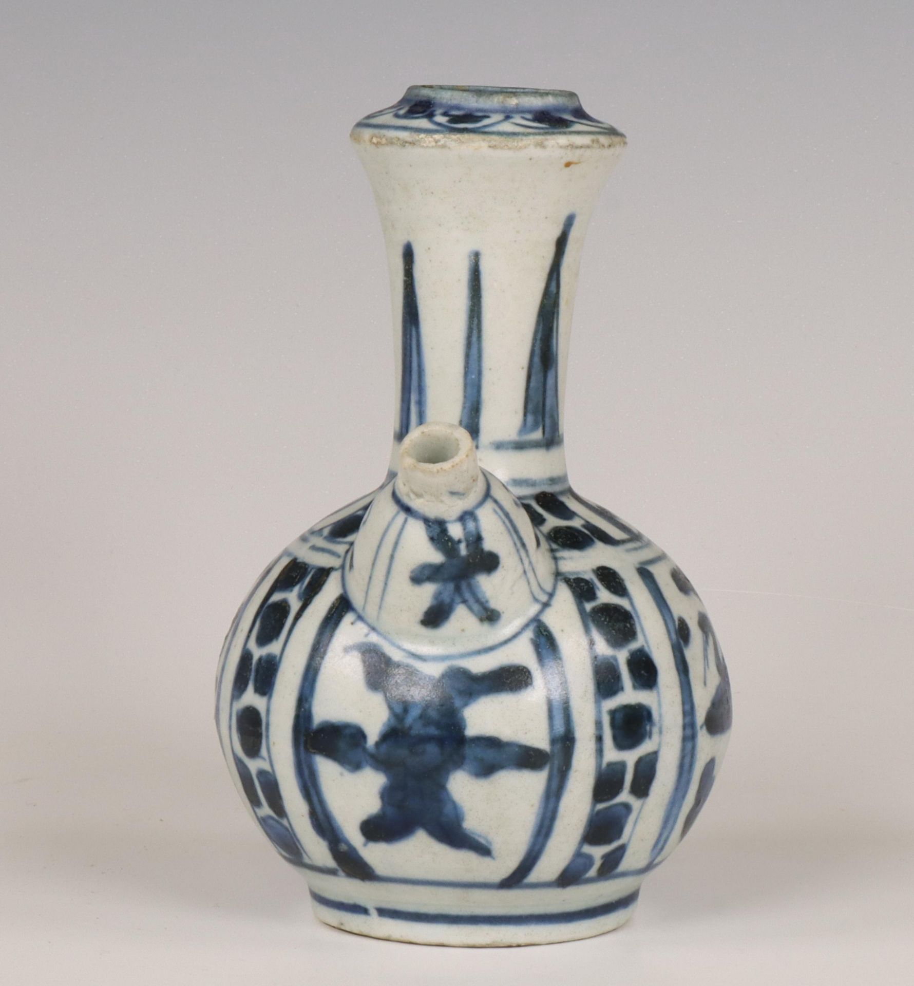 China, blue and white porcelain 'Hatcher Cargo' kendi, mid-17th century, - Bild 3 aus 6