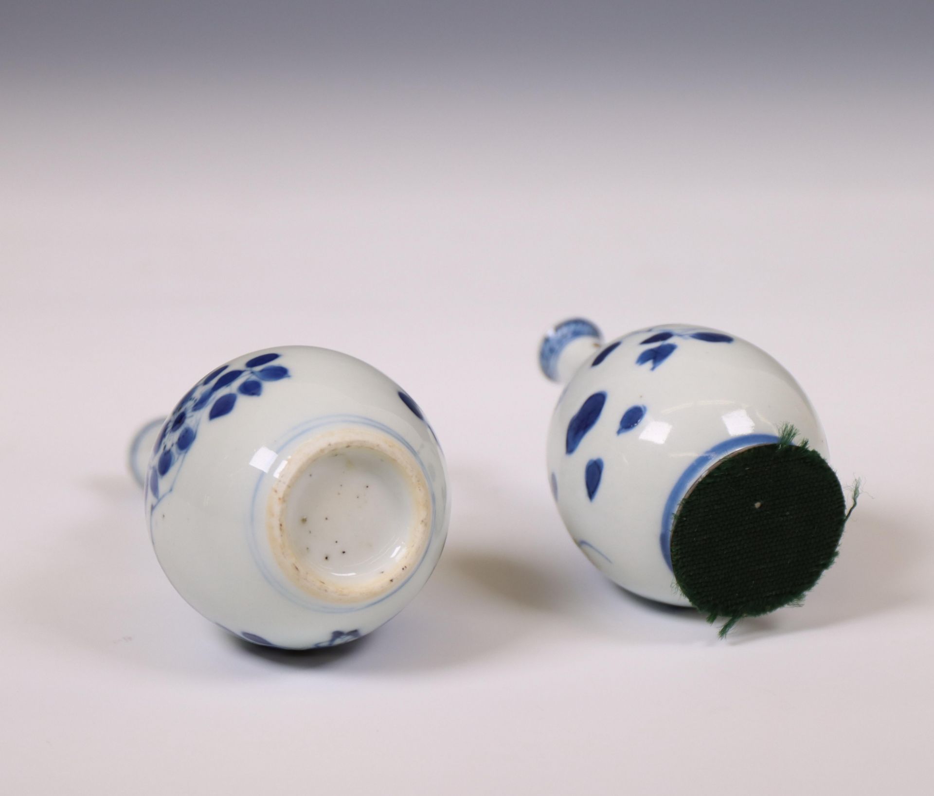 China, two blue and white porcelain vases, Kangxi period (1662-1722), - Bild 3 aus 4