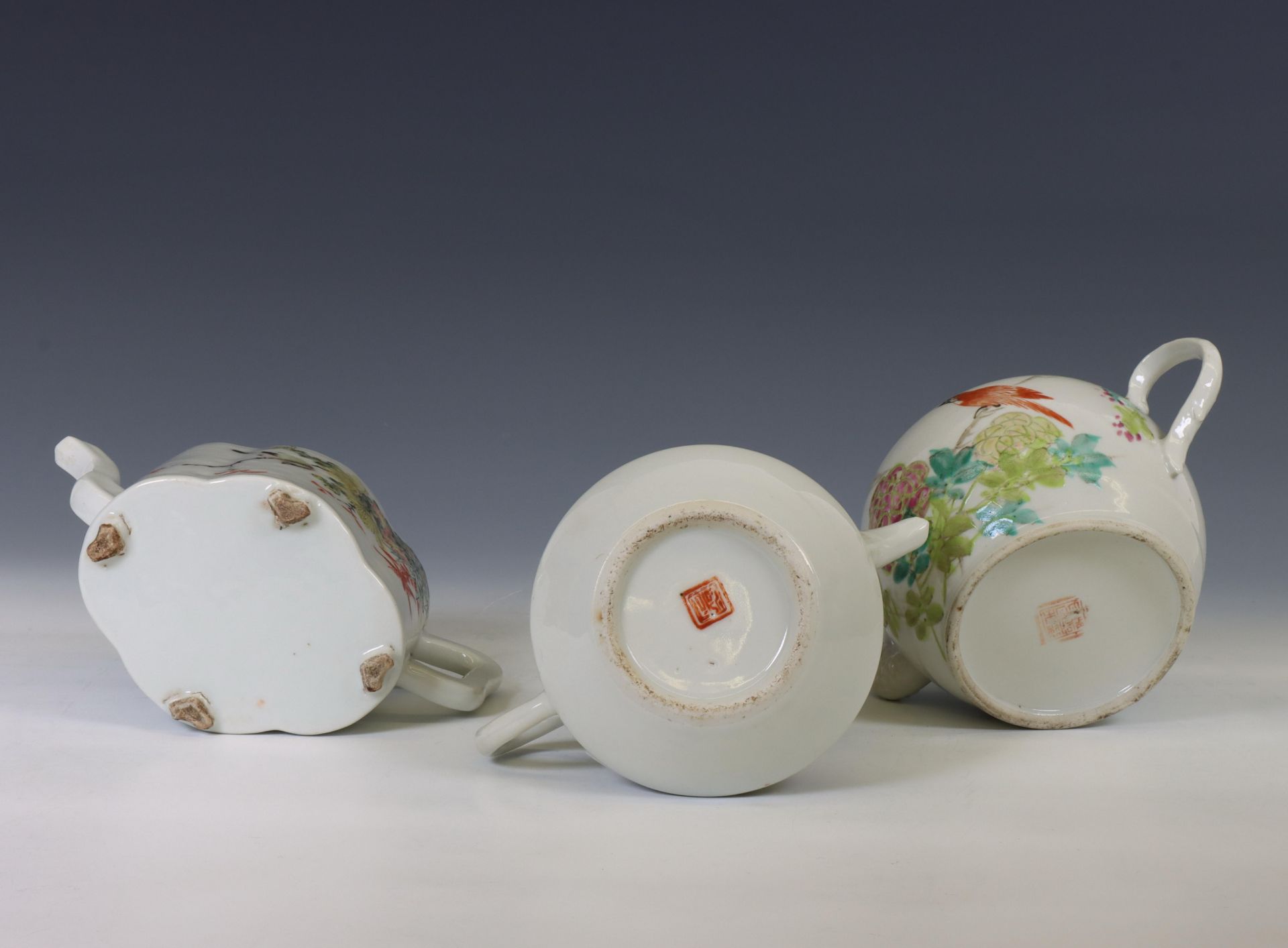 China, three famille rose porcelain teapots and covers, 20th century, - Bild 2 aus 3