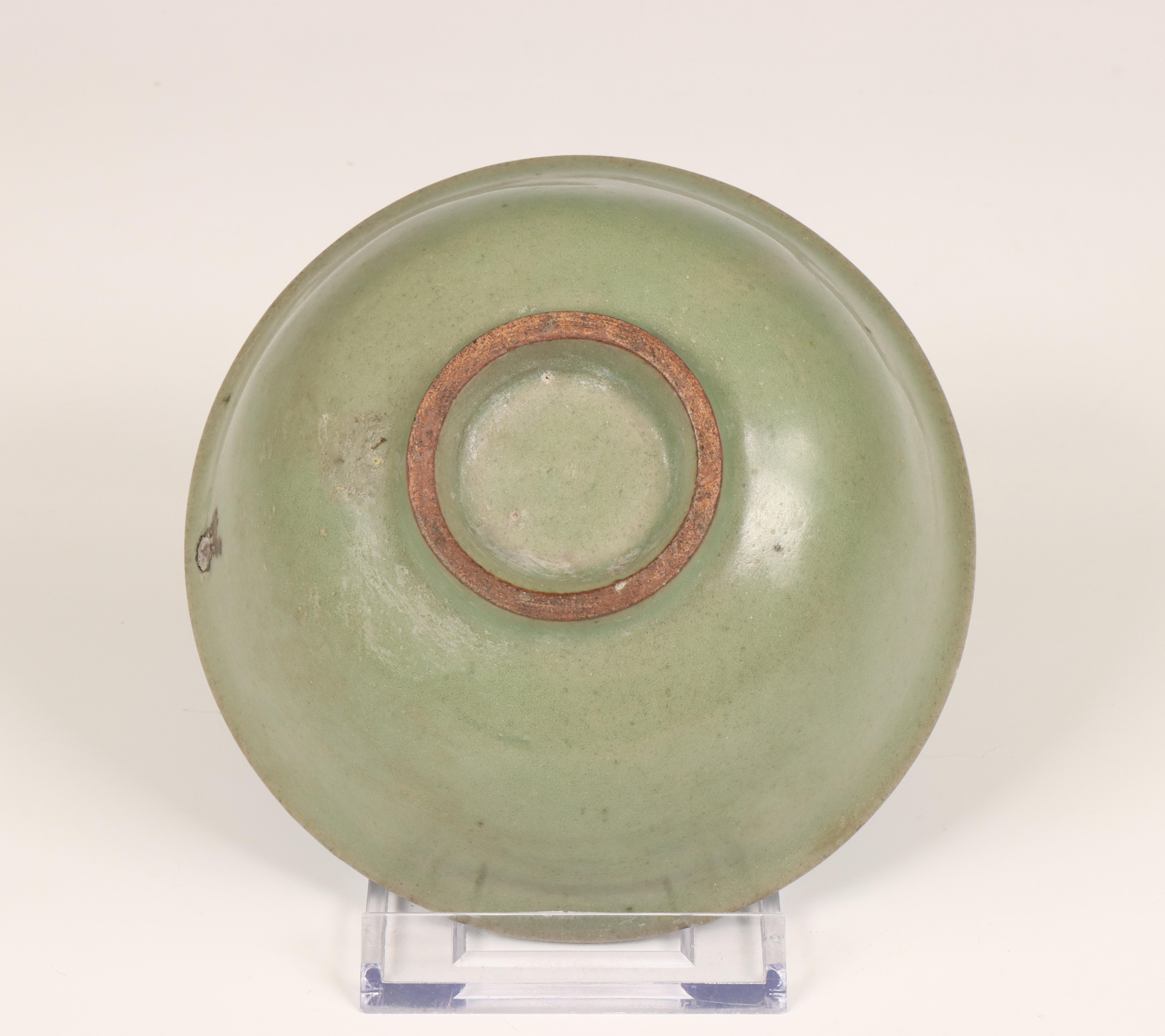 China, celadon-glazed bowl, Ming dynasty (1368-1644), - Image 5 of 6