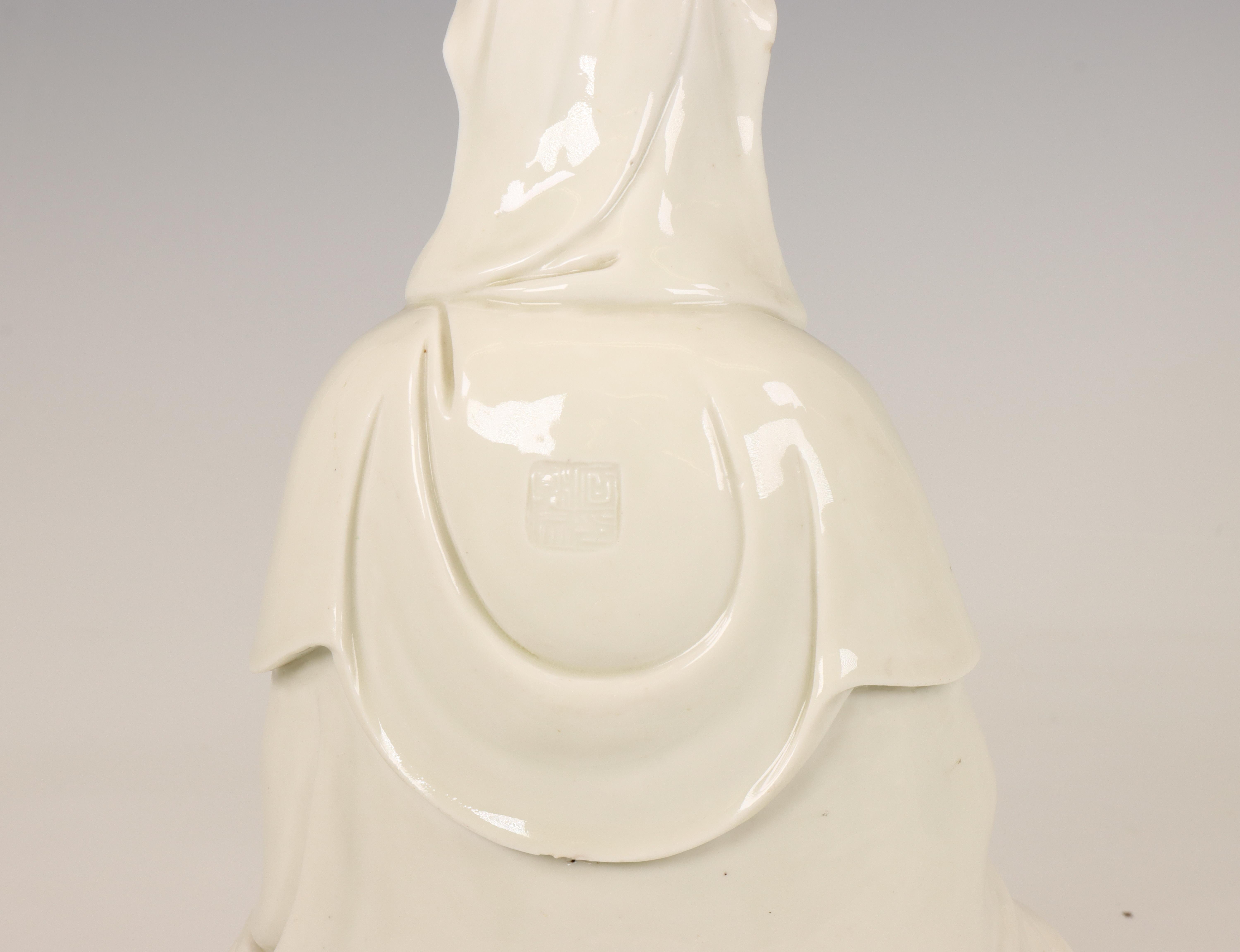 China, Dehua porcelain figure of a seated Guanyin, 20th century, - Image 5 of 6