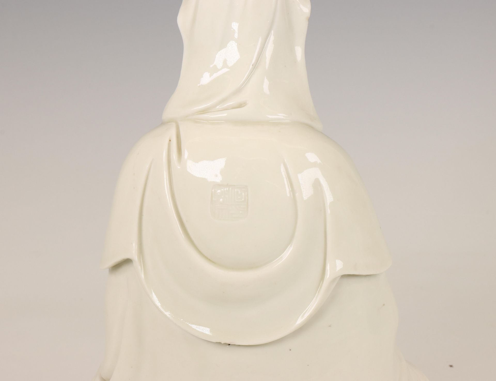 China, Dehua porcelain figure of a seated Guanyin, 20th century, - Bild 5 aus 6