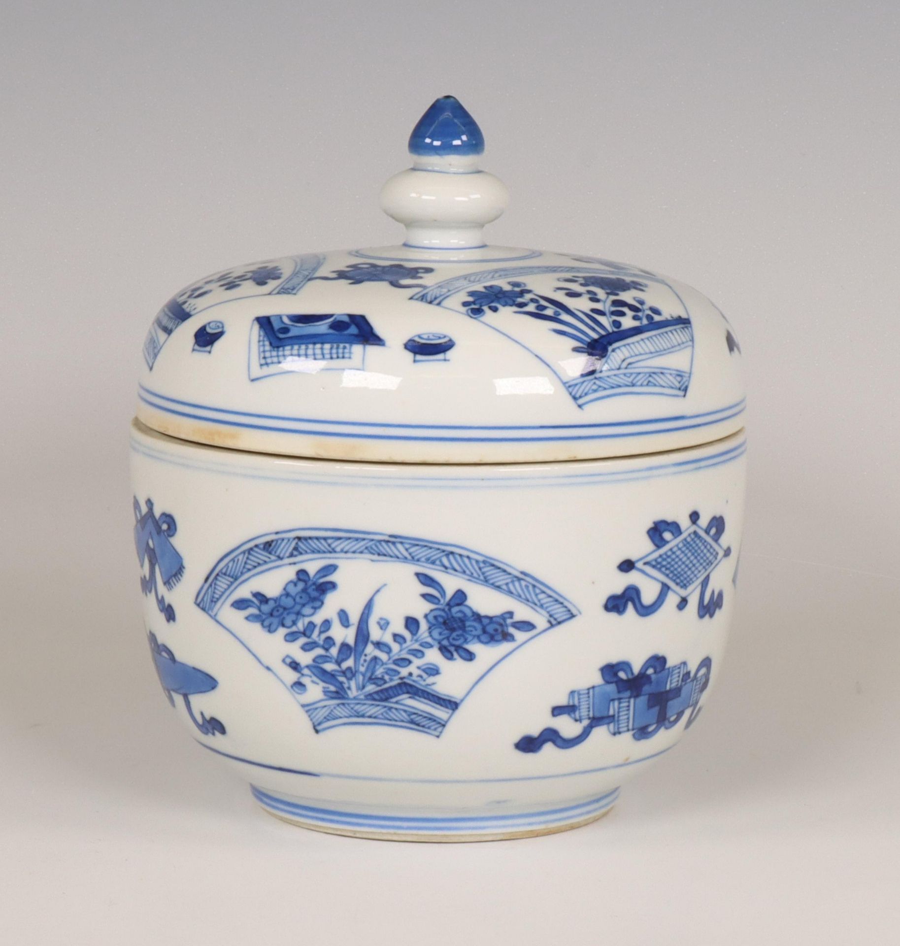 China, a blue and white porcelain box and cover, Kangxi period (1662-1722), - Bild 4 aus 7