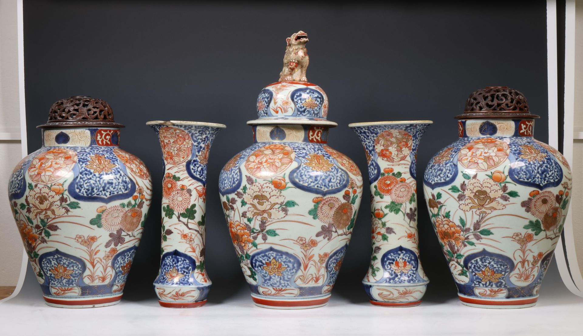 Japan, five-part Imari porcelain garniture, 18th century, - Bild 4 aus 8