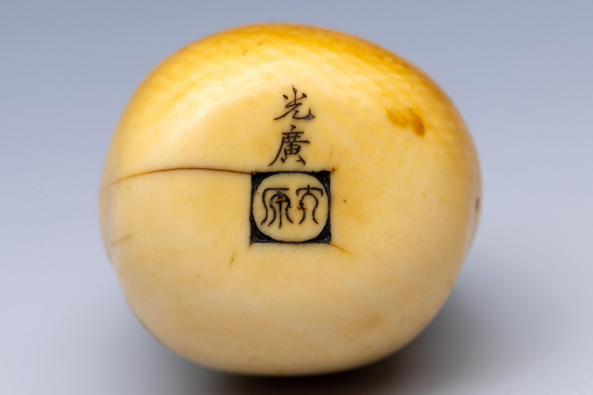 Japan, an ivory netsuke, Meiji period (1868-1912), 19th century, - Bild 2 aus 3