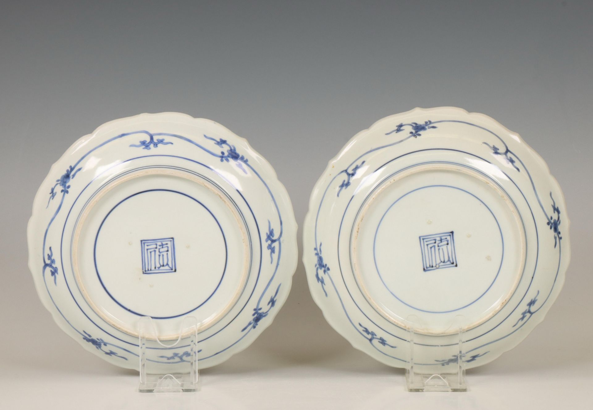Japan, a pair of blue and white Arita dishes, 17th-18th century, - Bild 3 aus 3