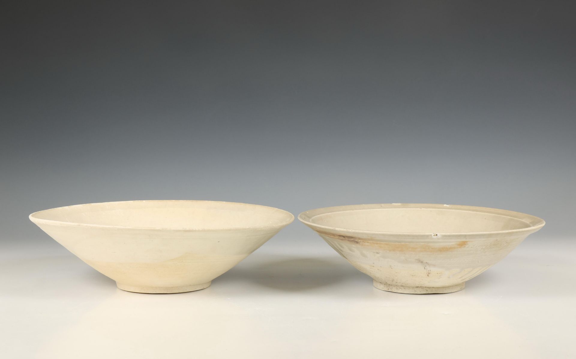 China, two large celadon-glazed deep dishes, Northern Song dynasty, 10th-12th century, - Bild 2 aus 4