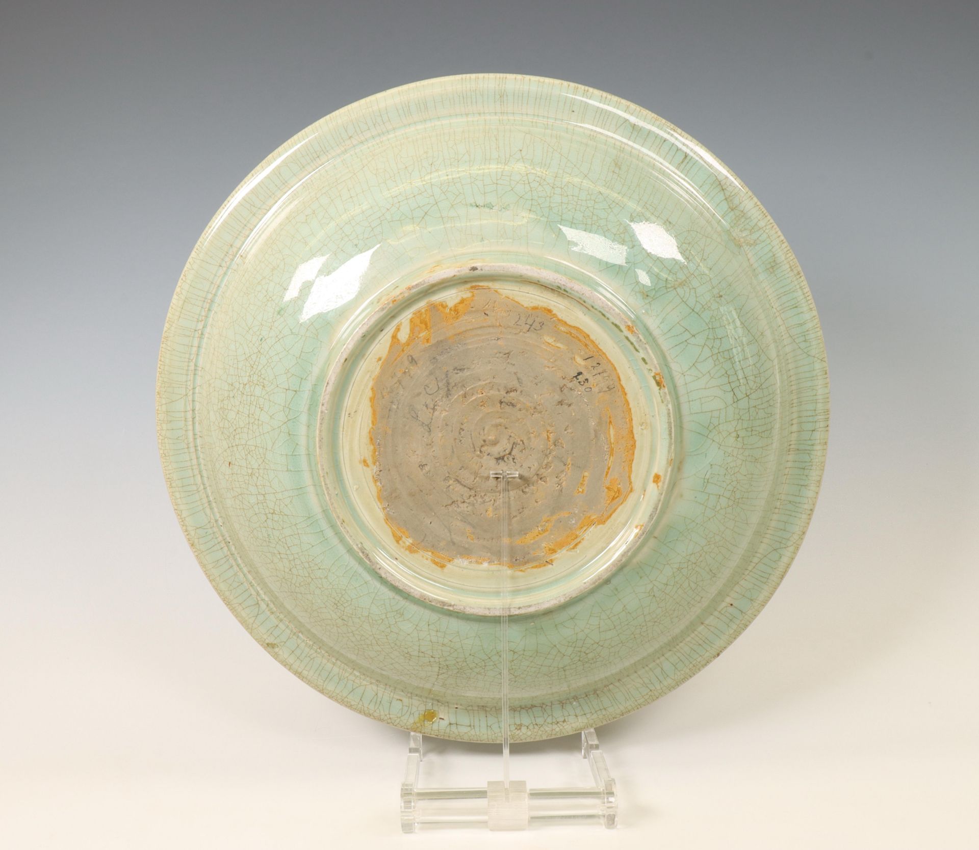 Thailand, a Sukhothai green-glazed dish, ca. 16th century, - Bild 3 aus 3