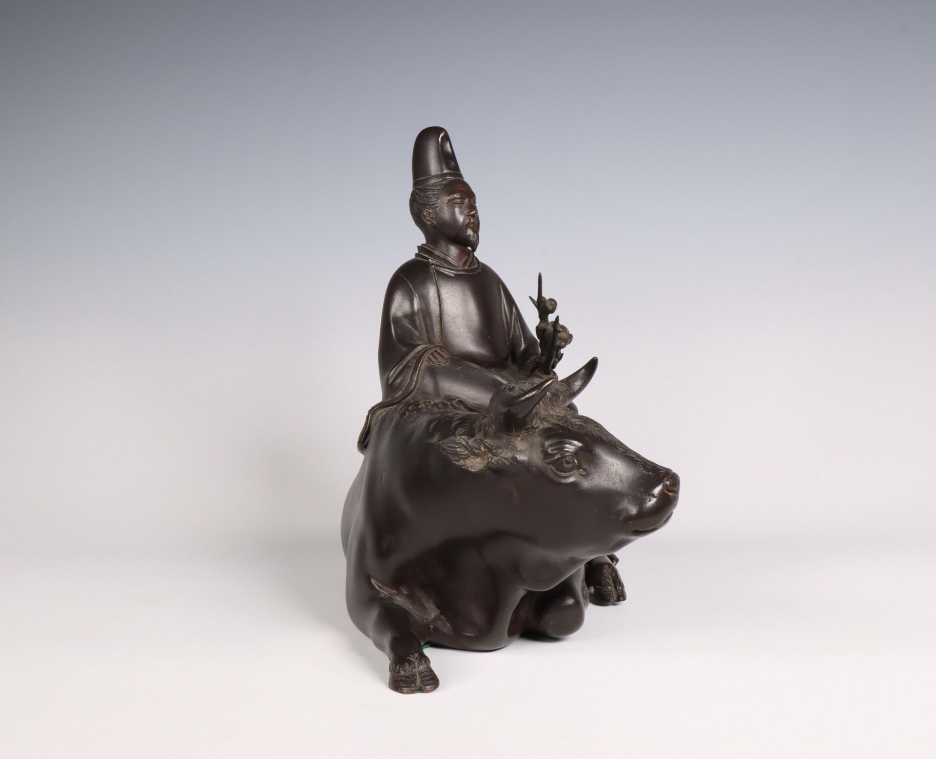 China, a bronze 'Immortal and buffalo' group, late Qing Dynasty (1368-1912), - Bild 3 aus 6