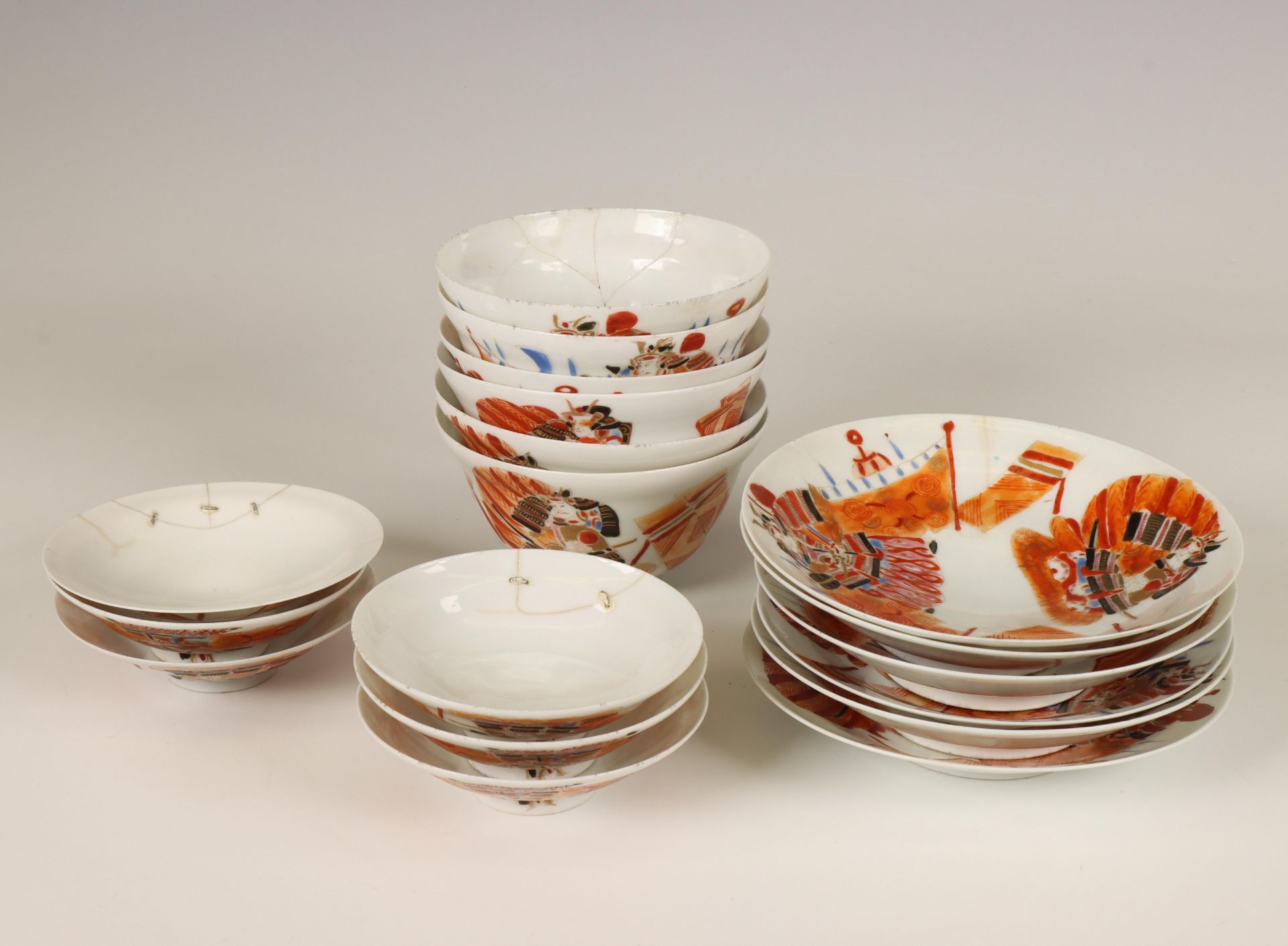 Japan, set of Imari porcelain 'Samurai' cups, saucers and covers, 20th century, - Bild 3 aus 3