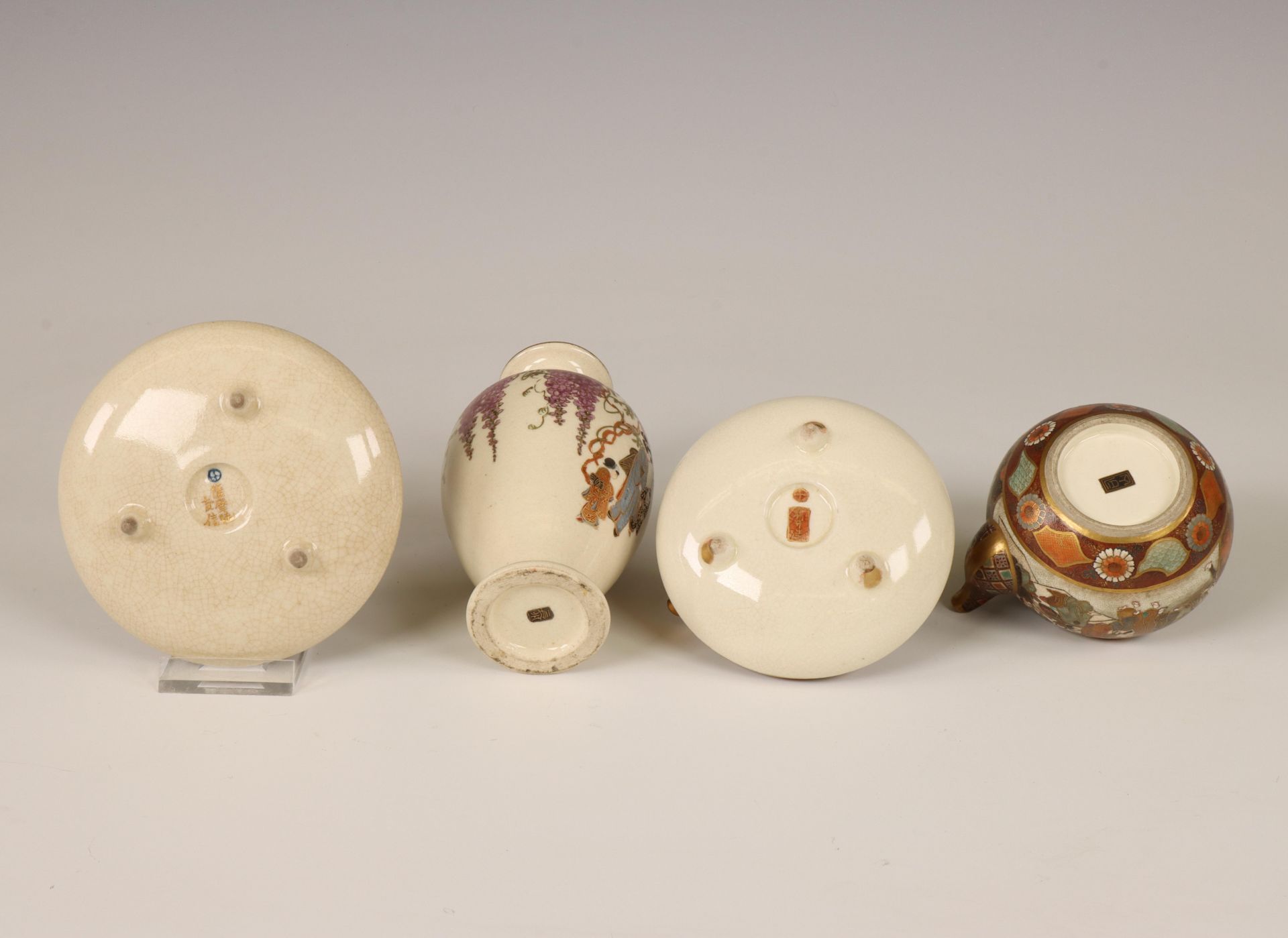 Japan, three Satsuma porcelain teapots and a small vase, 19th century, - Bild 2 aus 3