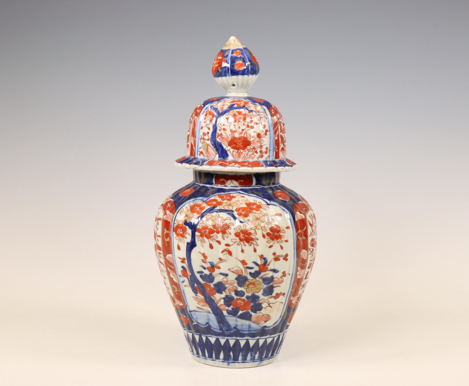 Japan, Imari porcelain baluster jar and cover, 19th/ 20th century, - Bild 4 aus 4