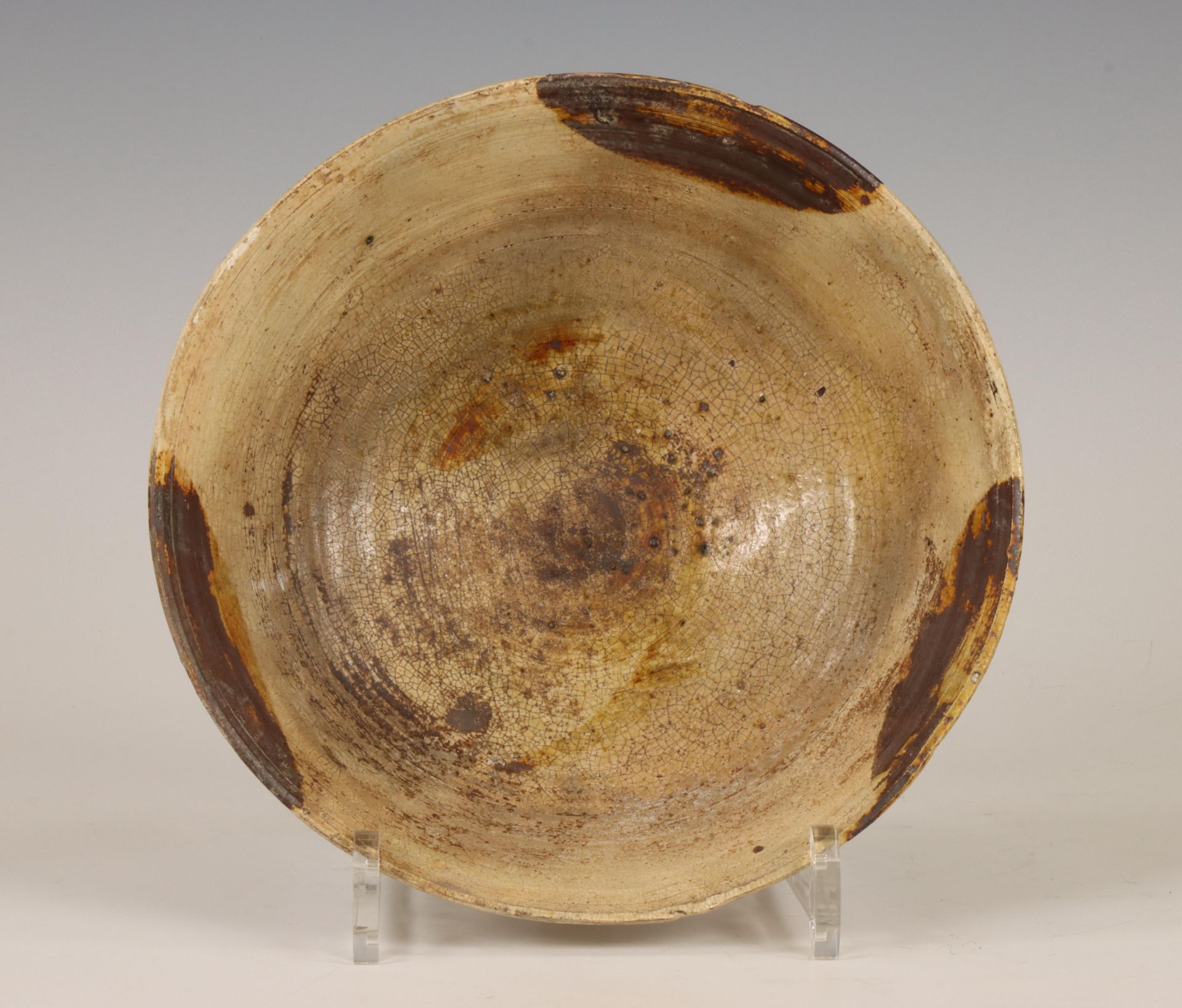 China, a cream-glazed pottery bowl, probably Tang dynasty (618-907), - Bild 2 aus 4