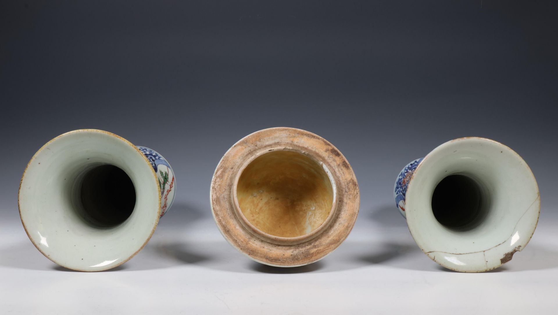 Japan, five-part Imari porcelain garniture, 18th century, - Bild 7 aus 8