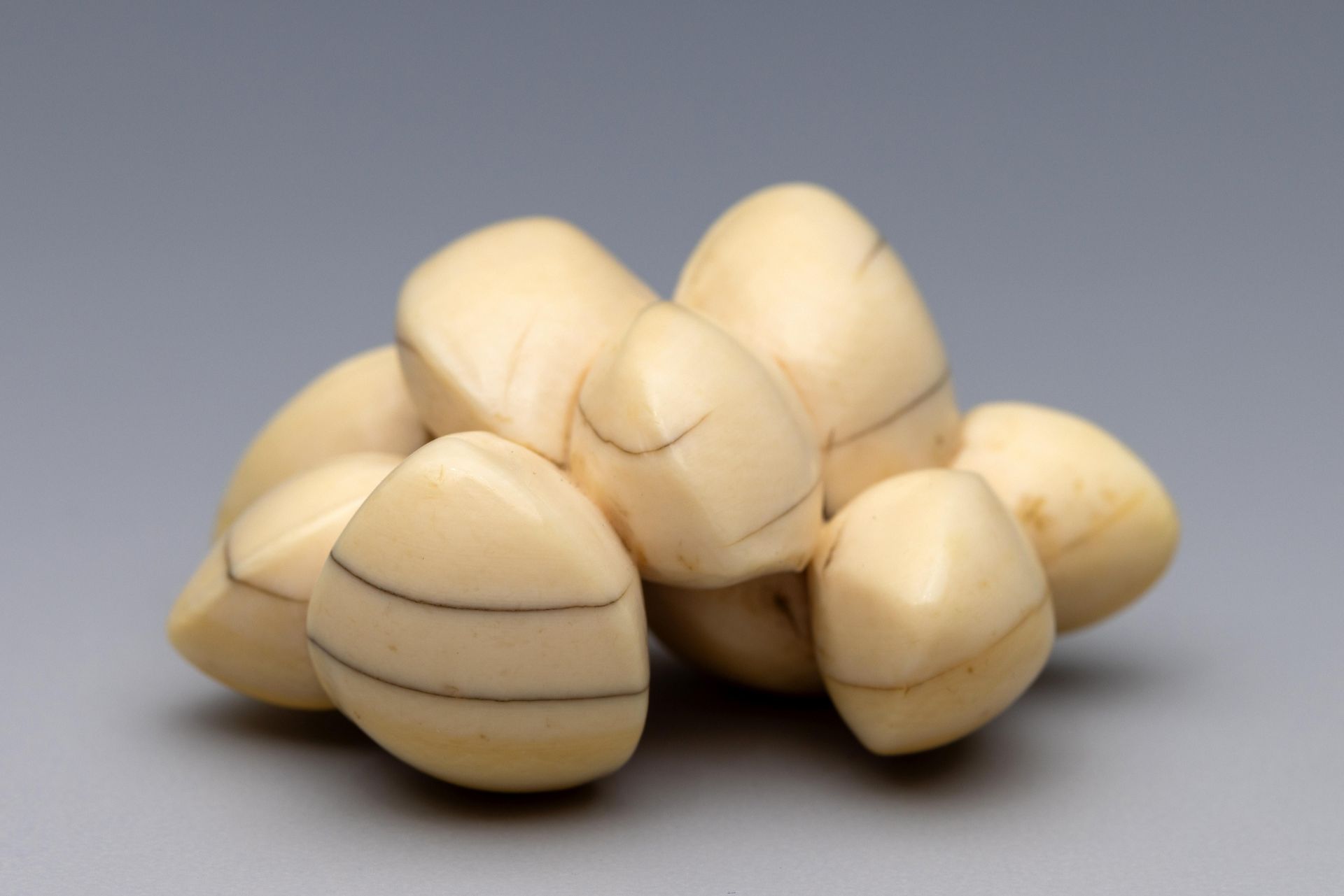 Japan, an ivory netsuke, Edo period (1603-1868), 19th century, - Bild 3 aus 3