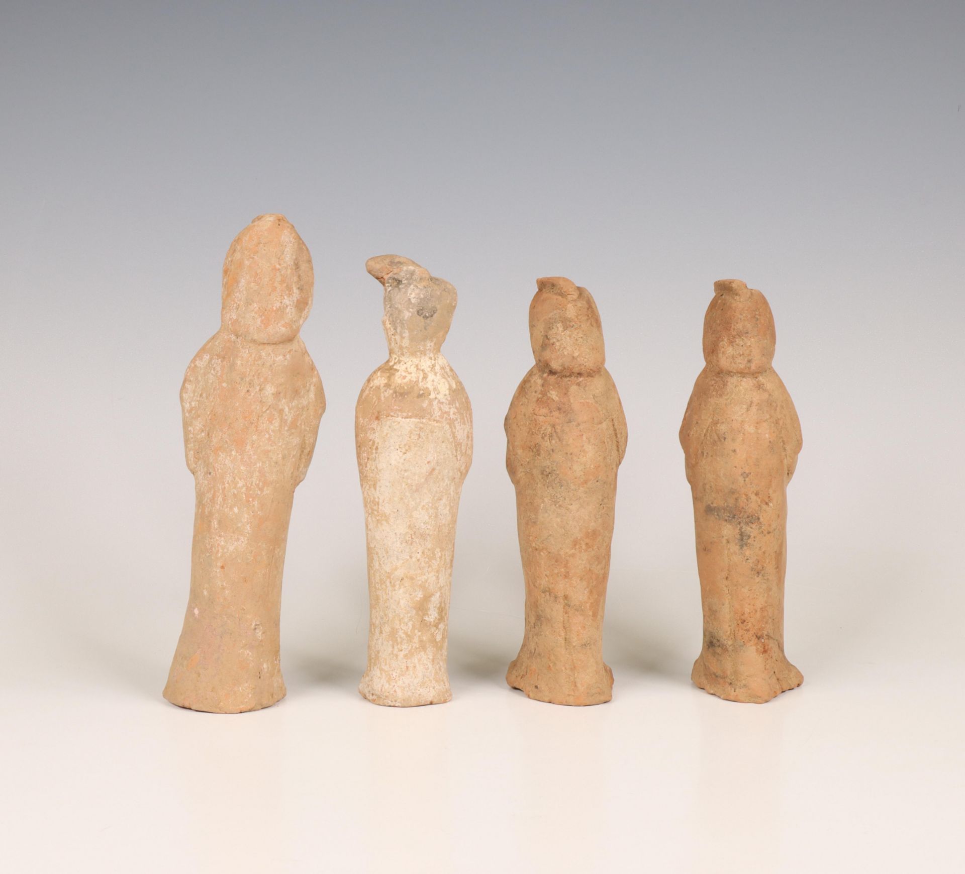 China, four small pottery models of fat ladies, probably Tang dynasty (618-906), - Bild 3 aus 3