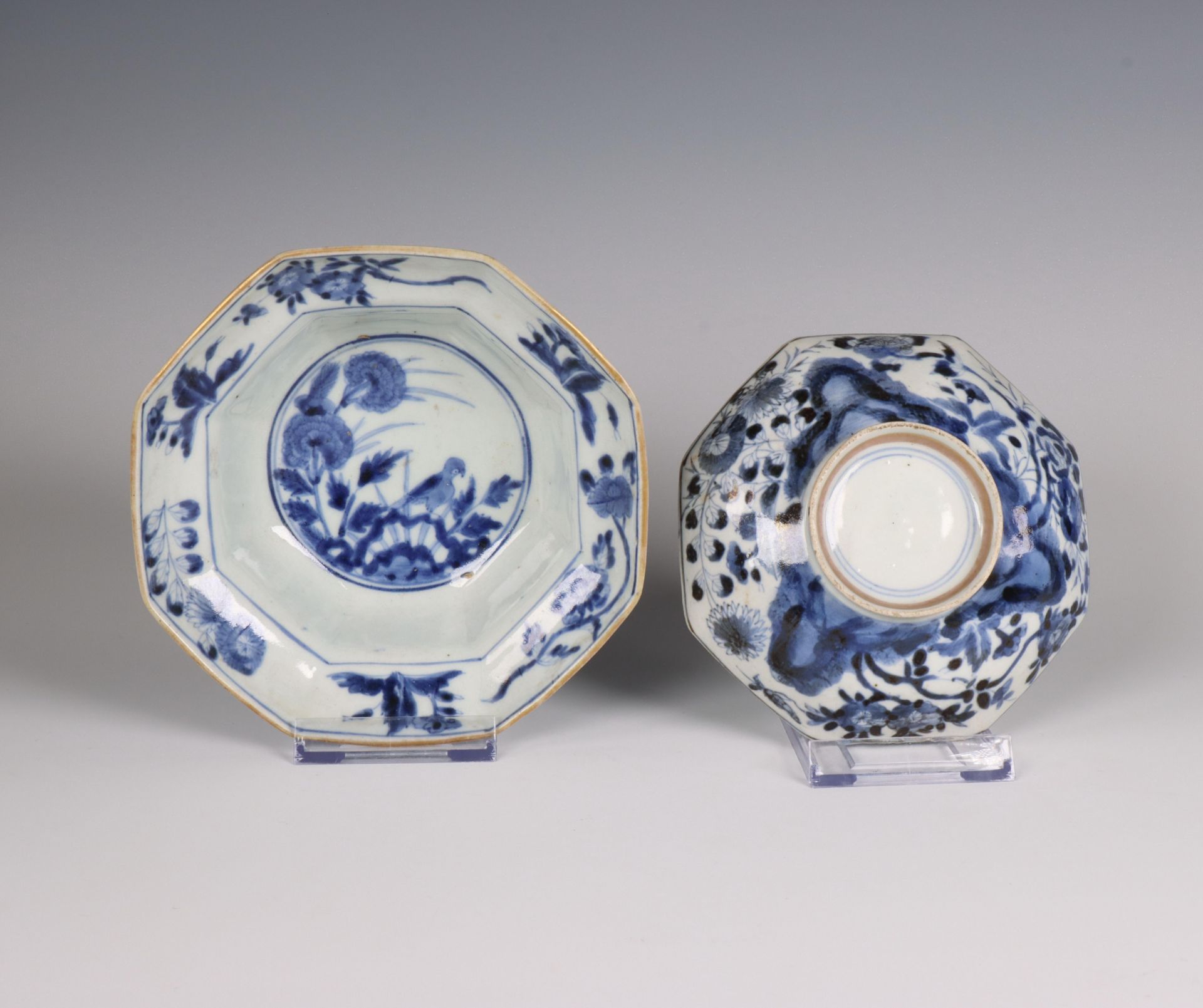 Japan, a blue and white Arita bowl with an associated cover, 17th/ 18th century, - Bild 3 aus 3