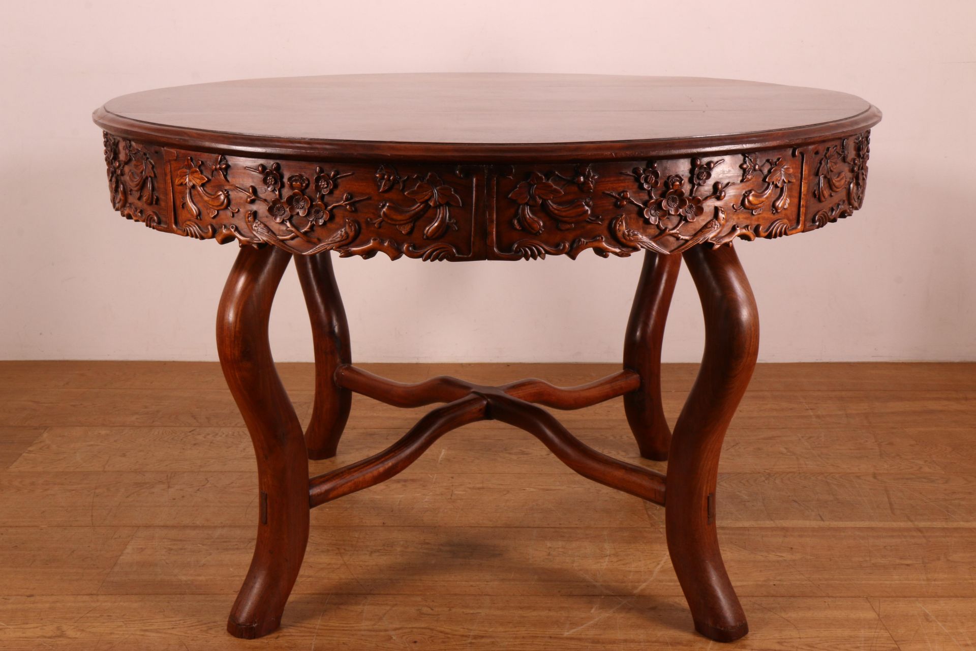 China, ronde hardhouten tafel en zes -stoelen.