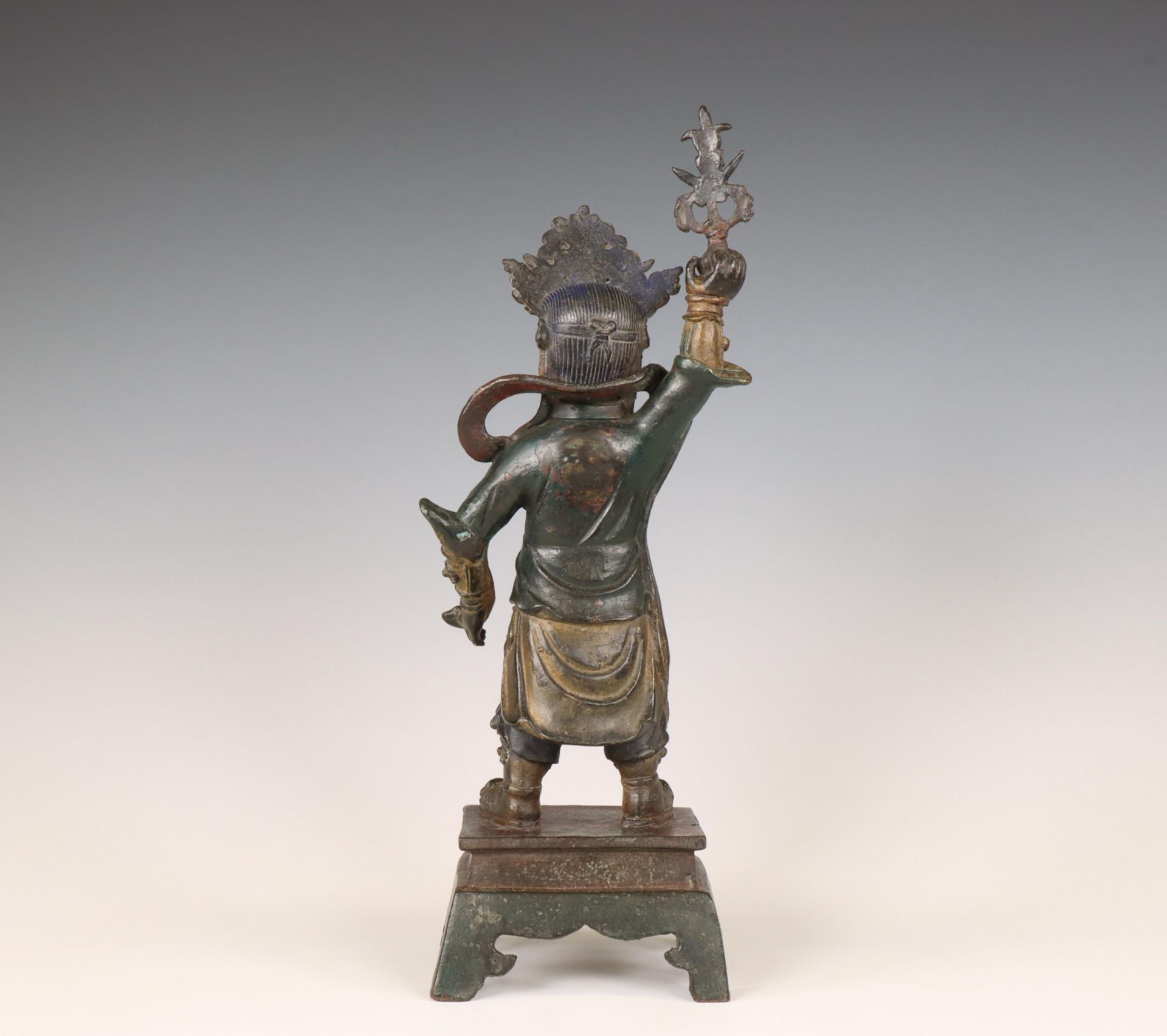 China, a bronze figure of a Heavenly King, Ming dynasty, 17th-18th century, - Bild 2 aus 6